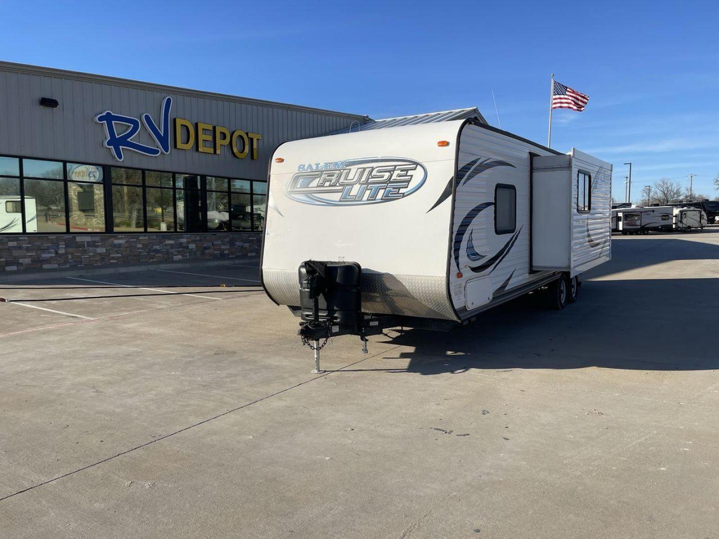 2013 FOREST RIVER SALEM 281QB (4X4TSMD20DR) , located at 4319 N Main Street, Cleburne, TX, 76033, (817) 221-0660, 32.435829, -97.384178 - Photo#0