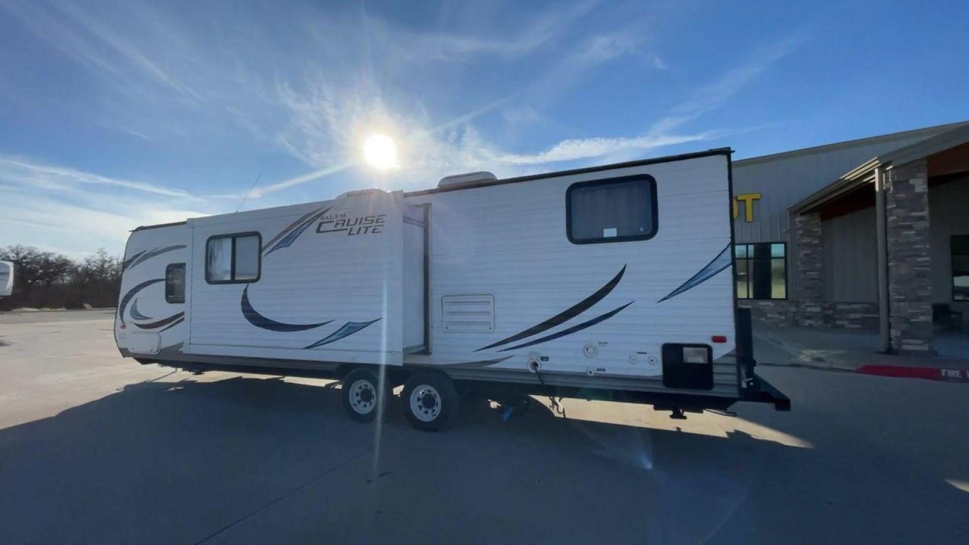 2013 FOREST RIVER SALEM 281QB (4X4TSMD20DR) , located at 4319 N Main Street, Cleburne, TX, 76033, (817) 221-0660, 32.435829, -97.384178 - Photo#7