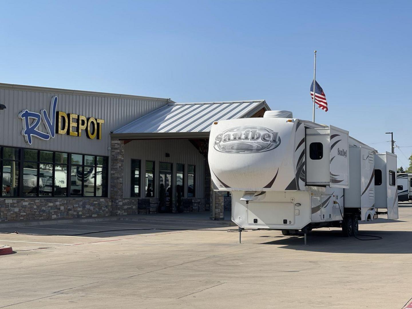 2013 FOREST RIVER SANIBEL 3400 (5ZT3SNZB0DD) , located at 4319 N Main Street, Cleburne, TX, 76033, (817) 221-0660, 32.435829, -97.384178 - Photo#0