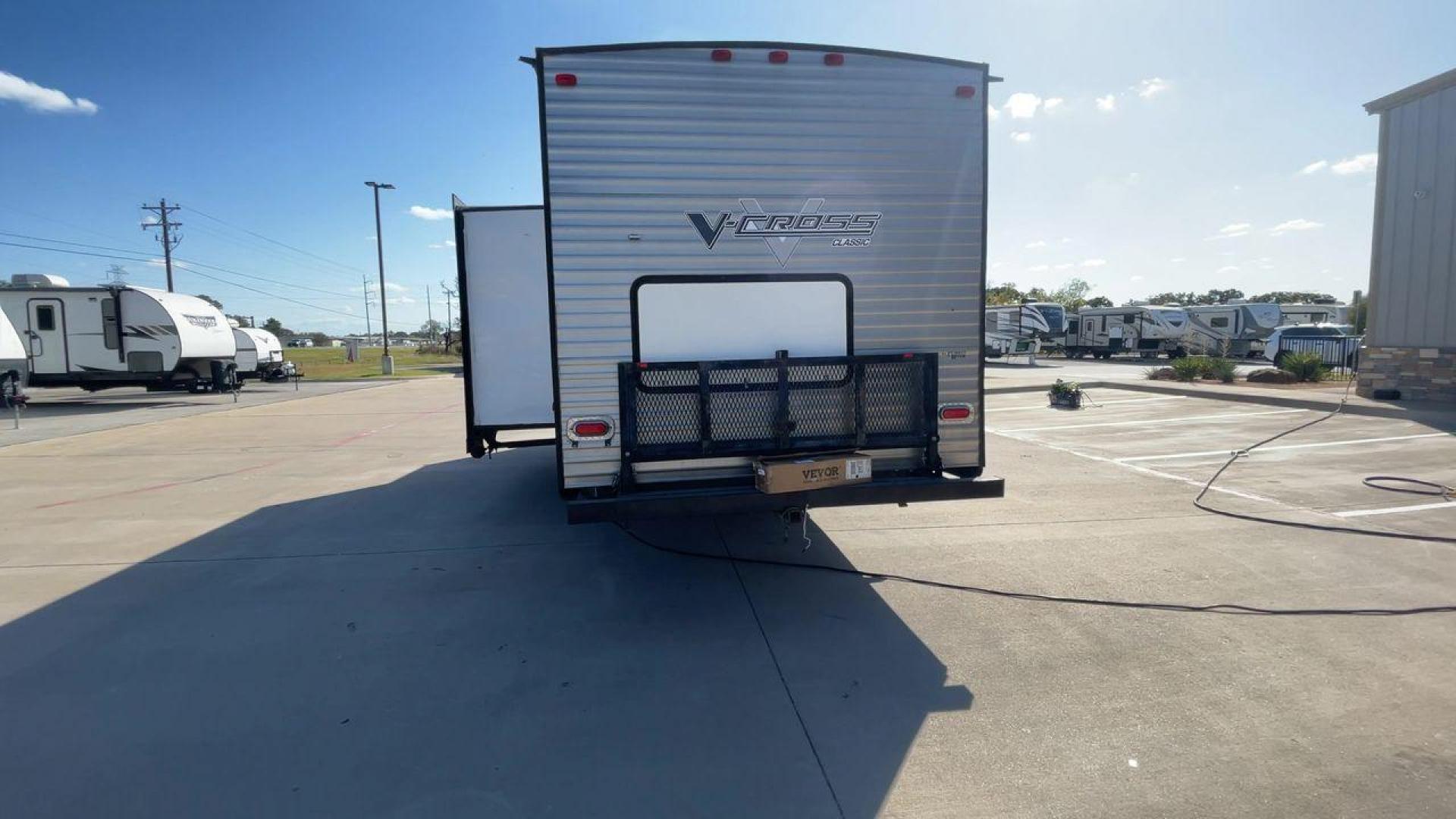 2013 WHITE FOREST RIVER VCROSS 28VRBK (4X4TVCD28DX) , Length: 32.17 ft. | Dry Weight: 7,538 lbs. | Gross Weight: 9,985 lbs. | Slides: 1 transmission, located at 4319 N Main Street, Cleburne, TX, 76033, (817) 221-0660, 32.435829, -97.384178 - The 2013 Forest River V-Cross 28VRBK is a dual-axle steel wheel set-up that measures just a little over 32 ft. in length. It has a dry weight of 7,538 lbs. and a GVWR of 9,985 lbs. It is equipped with 1 power slide. It also comes with automatic heating and cooling rated at 30,000 and 13,500 BTUs res - Photo#8