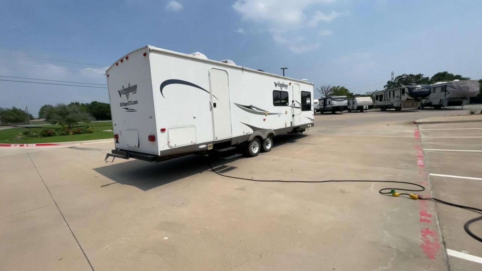 2013 WHITE FOREST RIVER V-CROSS 29VCFL (4X4TVCE22DX) , Length: 33.67 ft | Dry Weight: 6,808 lbs. | Gross Weight: 7,874 lbs. | Slides: 1 transmission, located at 4319 N Main Street, Cleburne, TX, 76033, (817) 221-0660, 32.435829, -97.384178 - This 33-foot 2013 Forest River V-Cross 29VCFL trailer offers both comfort and functionality. Its floor plan features a front living area, a fully equipped kitchen, a cozy bedroom, and a spacious bathroom. As you enter the travel trailer, you'll be greeted by the expansive front living area. This uni - Photo#0