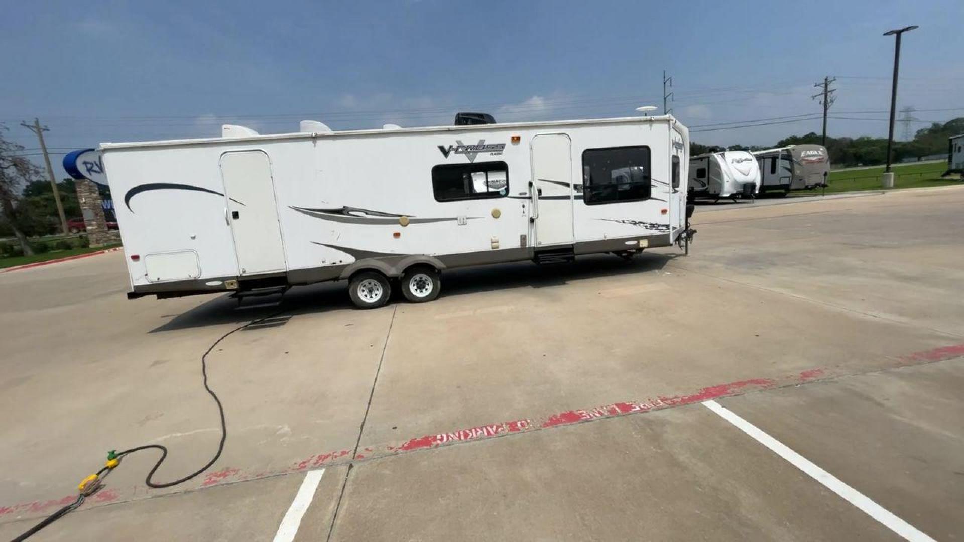 2013 WHITE FOREST RIVER V-CROSS 29VCFL (4X4TVCE22DX) , Length: 33.67 ft | Dry Weight: 6,808 lbs. | Gross Weight: 7,874 lbs. | Slides: 1 transmission, located at 4319 N Main Street, Cleburne, TX, 76033, (817) 221-0660, 32.435829, -97.384178 - This 33-foot 2013 Forest River V-Cross 29VCFL trailer offers both comfort and functionality. Its floor plan features a front living area, a fully equipped kitchen, a cozy bedroom, and a spacious bathroom. As you enter the travel trailer, you'll be greeted by the expansive front living area. This uni - Photo#1