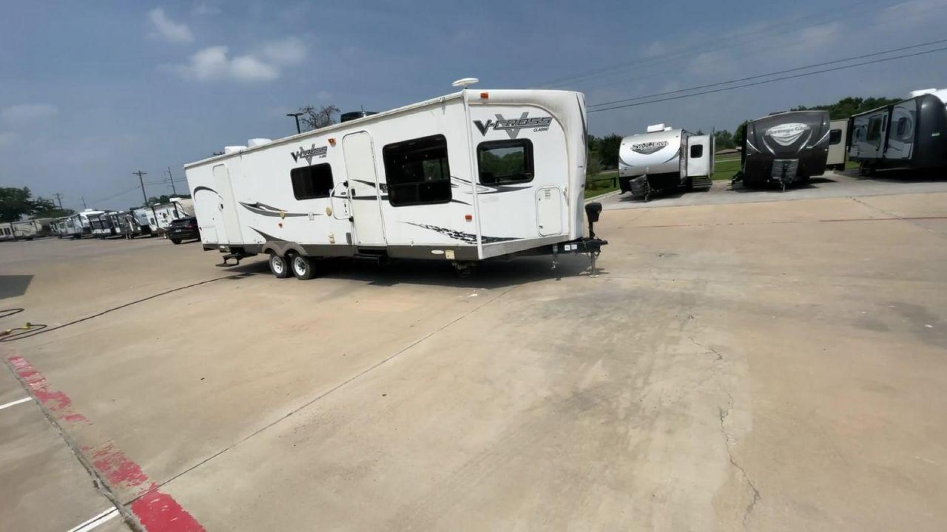 2013 WHITE FOREST RIVER V-CROSS 29VCFL (4X4TVCE22DX) , Length: 33.67 ft | Dry Weight: 6,808 lbs. | Gross Weight: 7,874 lbs. | Slides: 1 transmission, located at 4319 N Main Street, Cleburne, TX, 76033, (817) 221-0660, 32.435829, -97.384178 - This 33-foot 2013 Forest River V-Cross 29VCFL trailer offers both comfort and functionality. Its floor plan features a front living area, a fully equipped kitchen, a cozy bedroom, and a spacious bathroom. As you enter the travel trailer, you'll be greeted by the expansive front living area. This uni - Photo#2