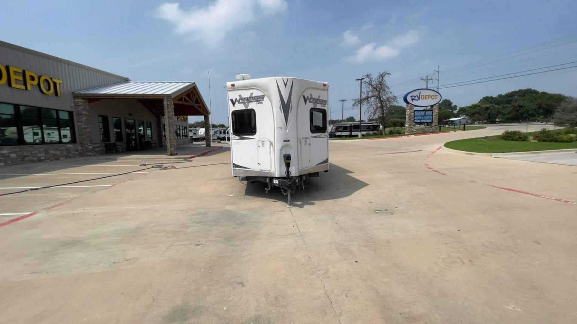 2013 WHITE FOREST RIVER V-CROSS 29VCFL (4X4TVCE22DX) , Length: 33.67 ft | Dry Weight: 6,808 lbs. | Gross Weight: 7,874 lbs. | Slides: 1 transmission, located at 4319 N Main Street, Cleburne, TX, 76033, (817) 221-0660, 32.435829, -97.384178 - This 33-foot 2013 Forest River V-Cross 29VCFL trailer offers both comfort and functionality. Its floor plan features a front living area, a fully equipped kitchen, a cozy bedroom, and a spacious bathroom. As you enter the travel trailer, you'll be greeted by the expansive front living area. This uni - Photo#3