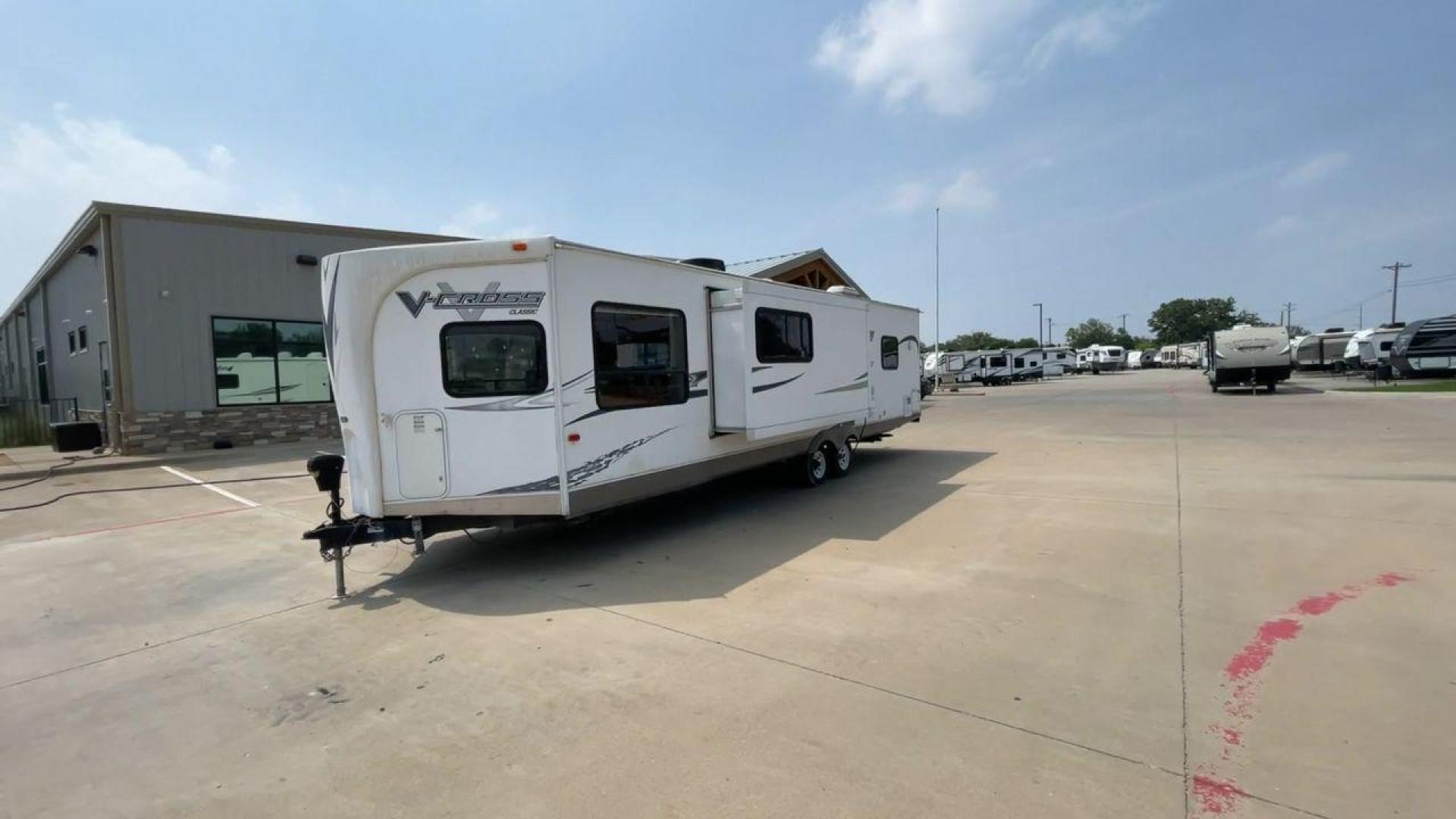 2013 WHITE FOREST RIVER V-CROSS 29VCFL (4X4TVCE22DX) , Length: 33.67 ft | Dry Weight: 6,808 lbs. | Gross Weight: 7,874 lbs. | Slides: 1 transmission, located at 4319 N Main Street, Cleburne, TX, 76033, (817) 221-0660, 32.435829, -97.384178 - This 33-foot 2013 Forest River V-Cross 29VCFL trailer offers both comfort and functionality. Its floor plan features a front living area, a fully equipped kitchen, a cozy bedroom, and a spacious bathroom. As you enter the travel trailer, you'll be greeted by the expansive front living area. This uni - Photo#4