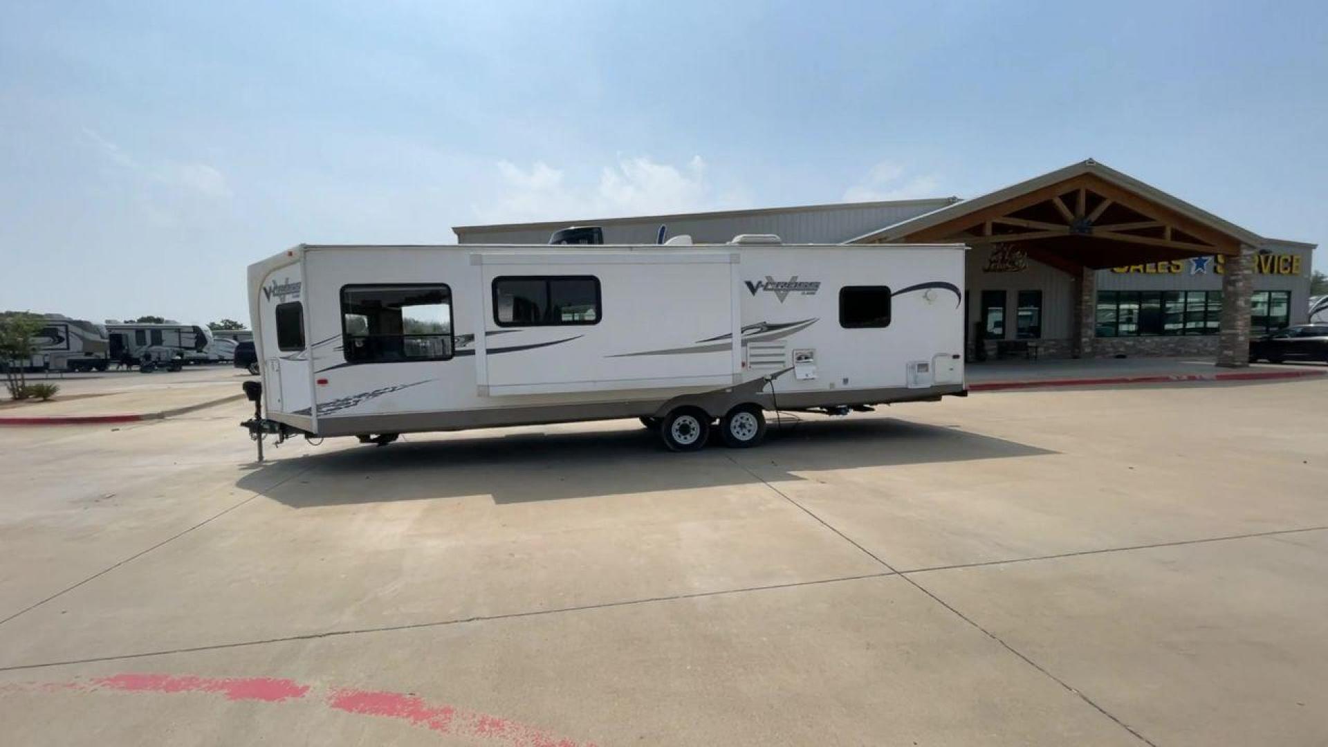 2013 WHITE FOREST RIVER V-CROSS 29VCFL (4X4TVCE22DX) , Length: 33.67 ft | Dry Weight: 6,808 lbs. | Gross Weight: 7,874 lbs. | Slides: 1 transmission, located at 4319 N Main Street, Cleburne, TX, 76033, (817) 221-0660, 32.435829, -97.384178 - This 33-foot 2013 Forest River V-Cross 29VCFL trailer offers both comfort and functionality. Its floor plan features a front living area, a fully equipped kitchen, a cozy bedroom, and a spacious bathroom. As you enter the travel trailer, you'll be greeted by the expansive front living area. This uni - Photo#5