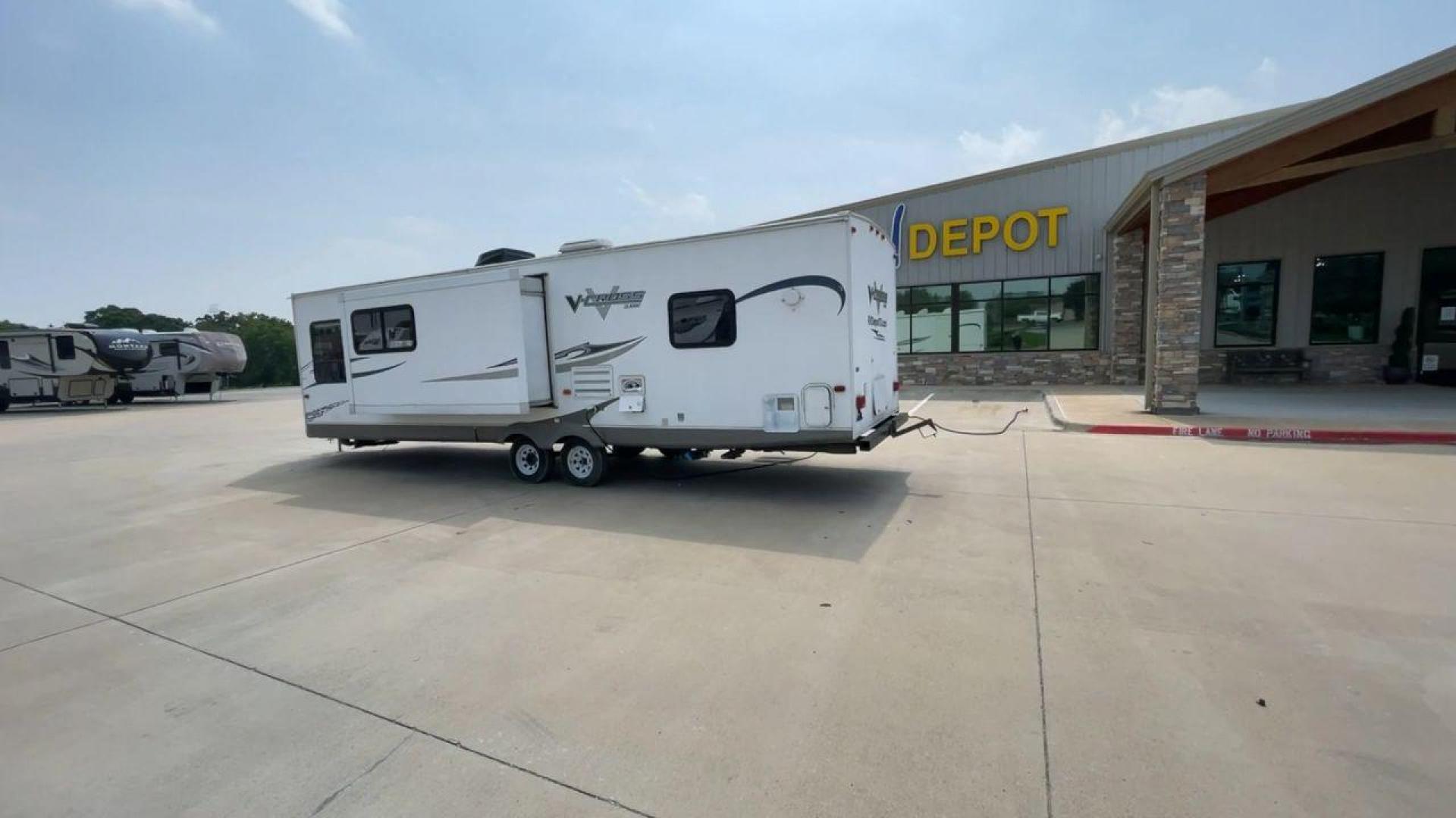 2013 WHITE FOREST RIVER V-CROSS 29VCFL (4X4TVCE22DX) , Length: 33.67 ft | Dry Weight: 6,808 lbs. | Gross Weight: 7,874 lbs. | Slides: 1 transmission, located at 4319 N Main Street, Cleburne, TX, 76033, (817) 221-0660, 32.435829, -97.384178 - This 33-foot 2013 Forest River V-Cross 29VCFL trailer offers both comfort and functionality. Its floor plan features a front living area, a fully equipped kitchen, a cozy bedroom, and a spacious bathroom. As you enter the travel trailer, you'll be greeted by the expansive front living area. This uni - Photo#6