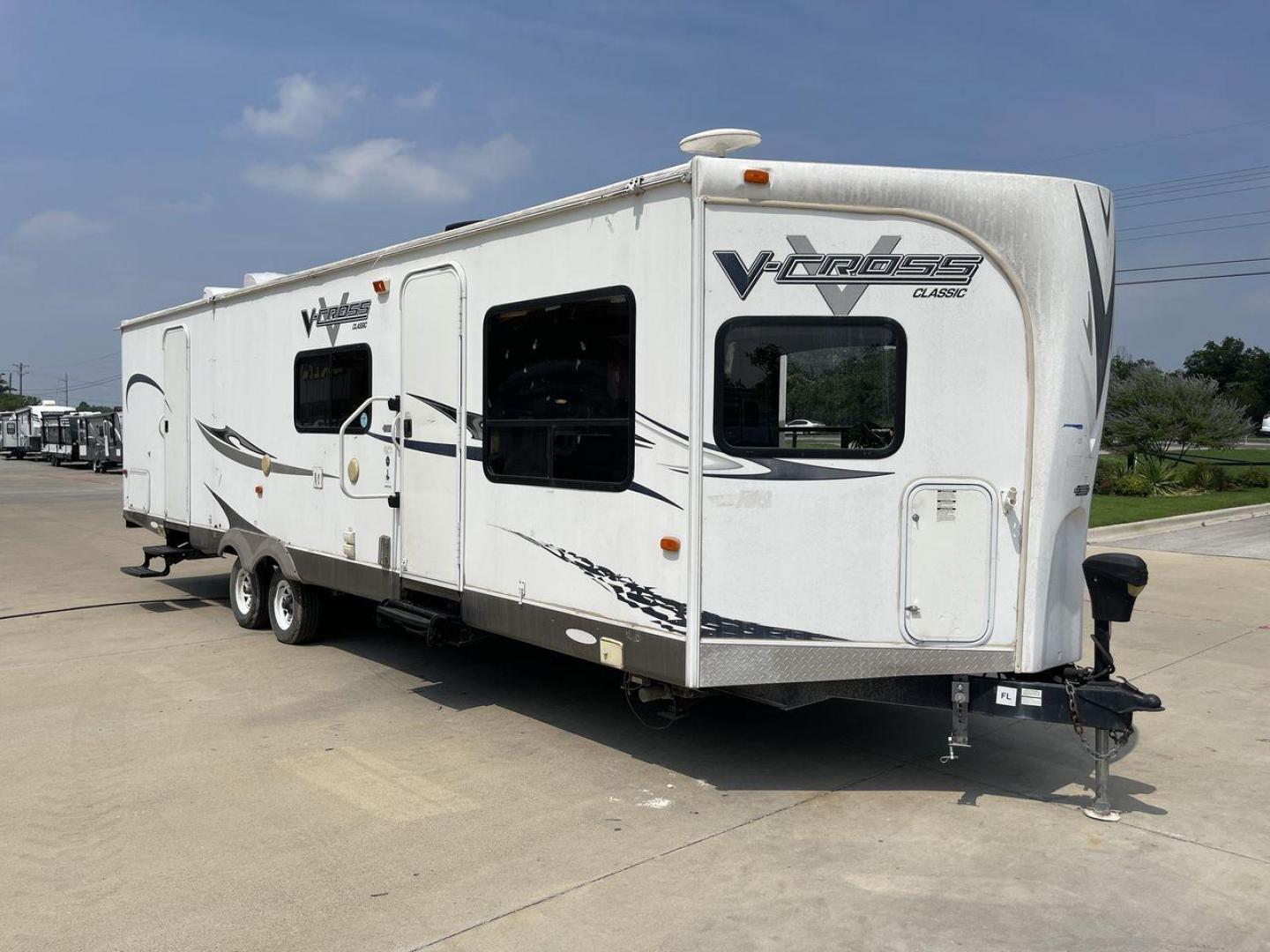 2013 WHITE FOREST RIVER V-CROSS 29VCFL (4X4TVCE22DX) , Length: 33.67 ft | Dry Weight: 6,808 lbs. | Gross Weight: 7,874 lbs. | Slides: 1 transmission, located at 4319 N Main Street, Cleburne, TX, 76033, (817) 221-0660, 32.435829, -97.384178 - This 33-foot 2013 Forest River V-Cross 29VCFL trailer offers both comfort and functionality. Its floor plan features a front living area, a fully equipped kitchen, a cozy bedroom, and a spacious bathroom. As you enter the travel trailer, you'll be greeted by the expansive front living area. This uni - Photo#20