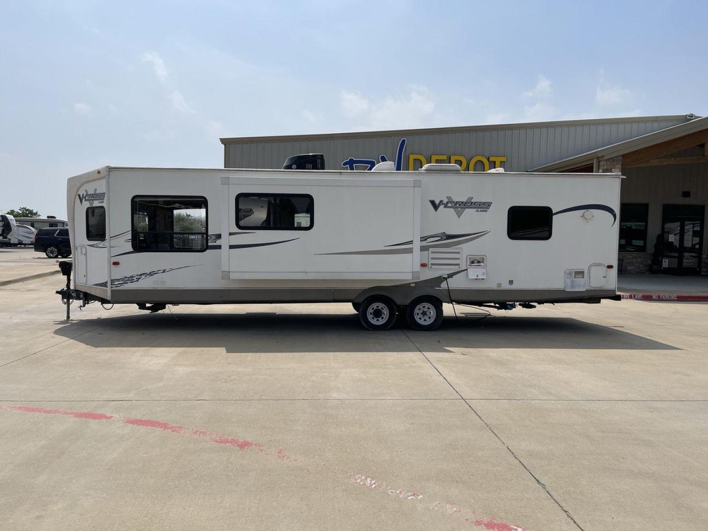 2013 WHITE FOREST RIVER V-CROSS 29VCFL (4X4TVCE22DX) , Length: 33.67 ft | Dry Weight: 6,808 lbs. | Gross Weight: 7,874 lbs. | Slides: 1 transmission, located at 4319 N Main Street, Cleburne, TX, 76033, (817) 221-0660, 32.435829, -97.384178 - This 33-foot 2013 Forest River V-Cross 29VCFL trailer offers both comfort and functionality. Its floor plan features a front living area, a fully equipped kitchen, a cozy bedroom, and a spacious bathroom. As you enter the travel trailer, you'll be greeted by the expansive front living area. This uni - Photo#21