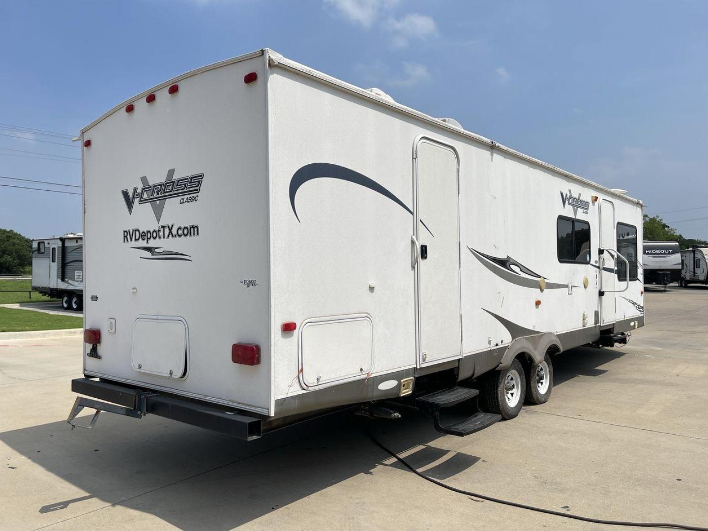 2013 WHITE FOREST RIVER V-CROSS 29VCFL (4X4TVCE22DX) , Length: 33.67 ft | Dry Weight: 6,808 lbs. | Gross Weight: 7,874 lbs. | Slides: 1 transmission, located at 4319 N Main Street, Cleburne, TX, 76033, (817) 221-0660, 32.435829, -97.384178 - This 33-foot 2013 Forest River V-Cross 29VCFL trailer offers both comfort and functionality. Its floor plan features a front living area, a fully equipped kitchen, a cozy bedroom, and a spacious bathroom. As you enter the travel trailer, you'll be greeted by the expansive front living area. This uni - Photo#22