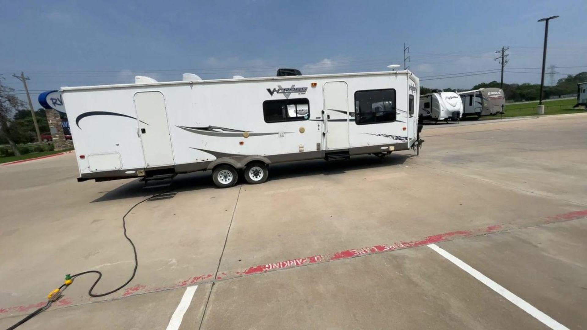 2013 WHITE FOREST RIVER V-CROSS 29VCFL (4X4TVCE22DX) , Length: 33.67 ft | Dry Weight: 6,808 lbs. | Gross Weight: 7,874 lbs. | Slides: 1 transmission, located at 4319 N Main Street, Cleburne, TX, 76033, (817) 221-0660, 32.435829, -97.384178 - This 33-foot 2013 Forest River V-Cross 29VCFL trailer offers both comfort and functionality. Its floor plan features a front living area, a fully equipped kitchen, a cozy bedroom, and a spacious bathroom. As you enter the travel trailer, you'll be greeted by the expansive front living area. This uni - Photo#2