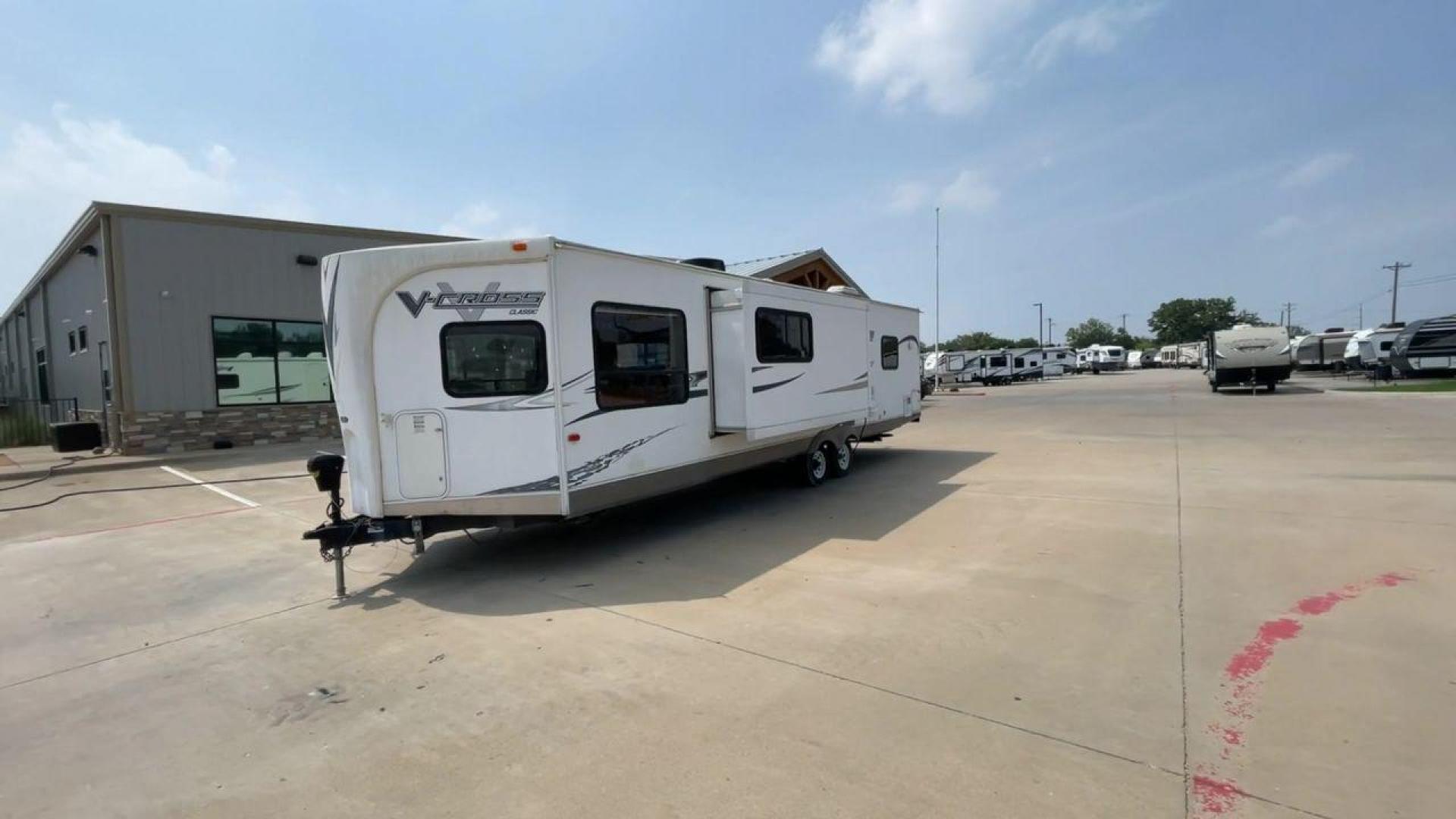 2013 WHITE FOREST RIVER V-CROSS 29VCFL (4X4TVCE22DX) , Length: 33.67 ft | Dry Weight: 6,808 lbs. | Gross Weight: 7,874 lbs. | Slides: 1 transmission, located at 4319 N Main Street, Cleburne, TX, 76033, (817) 221-0660, 32.435829, -97.384178 - This 33-foot 2013 Forest River V-Cross 29VCFL trailer offers both comfort and functionality. Its floor plan features a front living area, a fully equipped kitchen, a cozy bedroom, and a spacious bathroom. As you enter the travel trailer, you'll be greeted by the expansive front living area. This uni - Photo#5