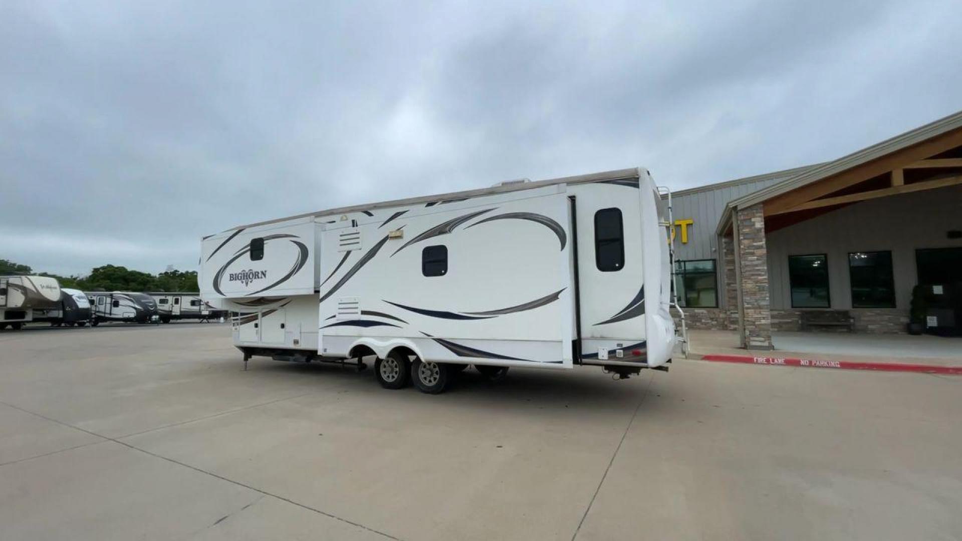 2013 WHITE HEARTLAND BIGHORN 3585RL - (5SFBG3826DE) , Length: 38.25 ft. | Dry Weight: 12,018 lbs. | Gross Weight: 15,500 lbs. | Slides: 3 transmission, located at 4319 N Main Street, Cleburne, TX, 76033, (817) 221-0660, 32.435829, -97.384178 - The 2013 Heartland Big Horn 3585RL is a triple-slide fifth wheel measuring 38.25 ft. in length and crafted with aluminum and fiberglass, ensuring durability and longevity. With a dry weight of 12,018 lbs. and a GVWR of 15,500 lbs., this impressive model offers both practicality and versatility. The - Photo#7