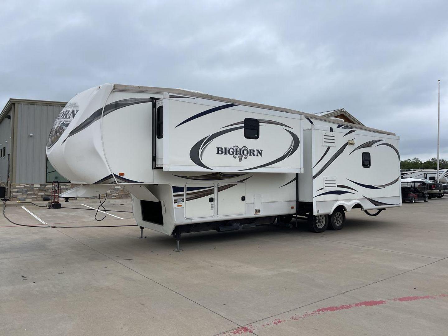 2013 WHITE HEARTLAND BIGHORN 3585RL - (5SFBG3826DE) , Length: 38.25 ft. | Dry Weight: 12,018 lbs. | Gross Weight: 15,500 lbs. | Slides: 3 transmission, located at 4319 N Main Street, Cleburne, TX, 76033, (817) 221-0660, 32.435829, -97.384178 - The 2013 Heartland Big Horn 3585RL is a triple-slide fifth wheel measuring 38.25 ft. in length and crafted with aluminum and fiberglass, ensuring durability and longevity. With a dry weight of 12,018 lbs. and a GVWR of 15,500 lbs., this impressive model offers both practicality and versatility. The - Photo#23