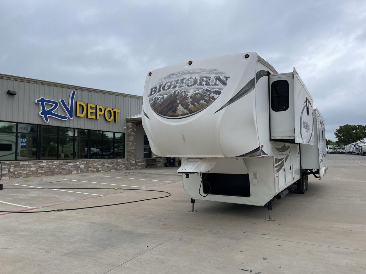 2013 WHITE HEARTLAND BIGHORN 3585RL - (5SFBG3826DE) , Length: 38.25 ft. | Dry Weight: 12,018 lbs. | Gross Weight: 15,500 lbs. | Slides: 3 transmission, located at 4319 N Main Street, Cleburne, TX, 76033, (817) 221-0660, 32.435829, -97.384178 - The 2013 Heartland Big Horn 3585RL is a triple-slide fifth wheel measuring 38.25 ft. in length and crafted with aluminum and fiberglass, ensuring durability and longevity. With a dry weight of 12,018 lbs. and a GVWR of 15,500 lbs., this impressive model offers both practicality and versatility. The - Photo#0