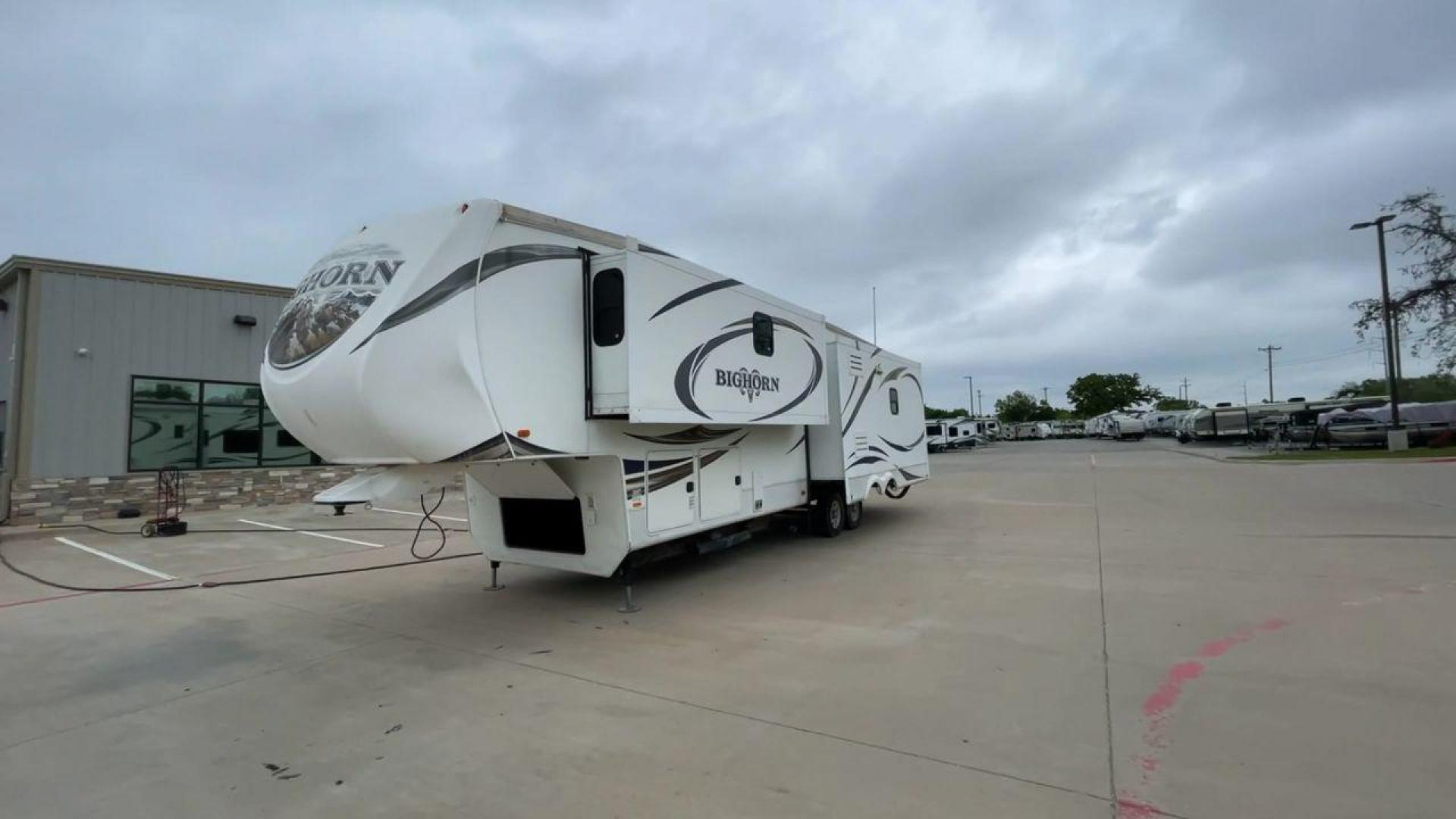 2013 WHITE HEARTLAND BIGHORN 3585RL - (5SFBG3826DE) , Length: 38.25 ft. | Dry Weight: 12,018 lbs. | Gross Weight: 15,500 lbs. | Slides: 3 transmission, located at 4319 N Main Street, Cleburne, TX, 76033, (817) 221-0660, 32.435829, -97.384178 - The 2013 Heartland Big Horn 3585RL is a triple-slide fifth wheel measuring 38.25 ft. in length and crafted with aluminum and fiberglass, ensuring durability and longevity. With a dry weight of 12,018 lbs. and a GVWR of 15,500 lbs., this impressive model offers both practicality and versatility. The - Photo#5