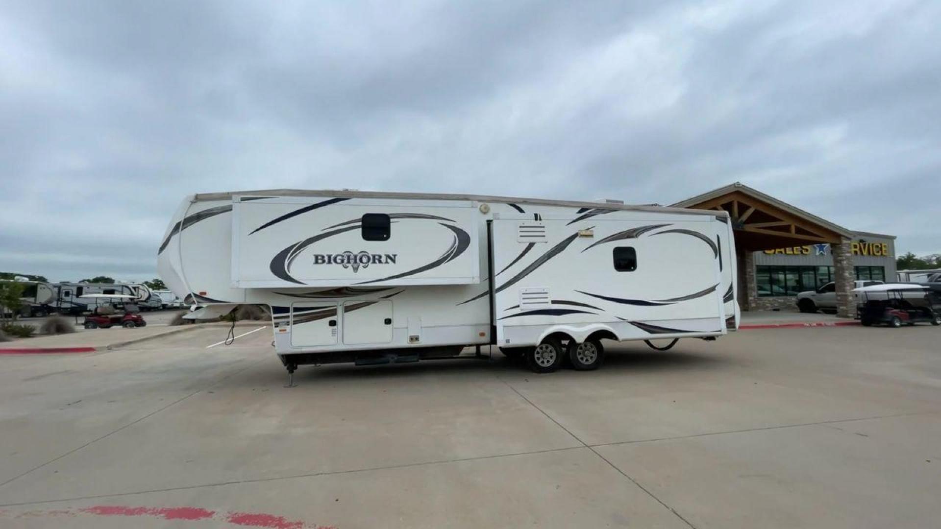 2013 WHITE HEARTLAND BIGHORN 3585RL - (5SFBG3826DE) , Length: 38.25 ft. | Dry Weight: 12,018 lbs. | Gross Weight: 15,500 lbs. | Slides: 3 transmission, located at 4319 N Main Street, Cleburne, TX, 76033, (817) 221-0660, 32.435829, -97.384178 - The 2013 Heartland Big Horn 3585RL is a triple-slide fifth wheel measuring 38.25 ft. in length and crafted with aluminum and fiberglass, ensuring durability and longevity. With a dry weight of 12,018 lbs. and a GVWR of 15,500 lbs., this impressive model offers both practicality and versatility. The - Photo#6