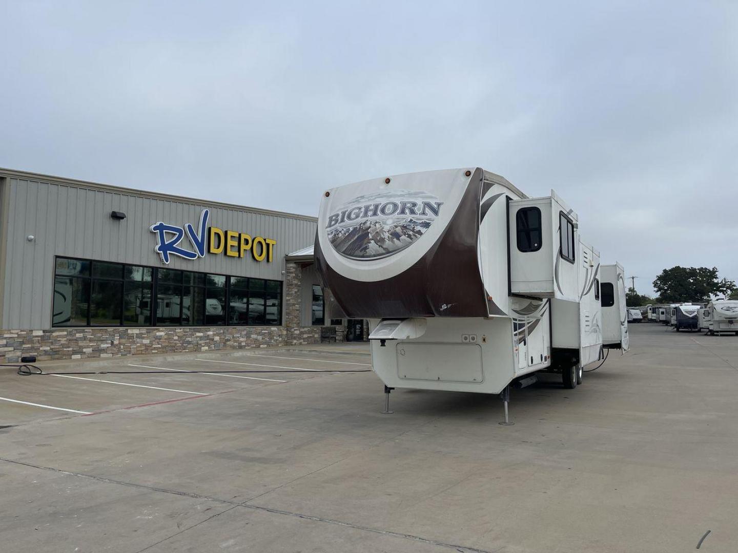 2013 WHITE HEARTLAND BIGHORN 3855FL - (5SFBG4121DE) , Length: 40.1 ft | Dry Weight: 12,320 lbs | Gross Weight: 15,500 lbs | Slides: 5 transmission, located at 4319 N Main Street, Cleburne, TX, 76033, (817) 221-0660, 32.435829, -97.384178 - Get ready to enjoy high-class camping with the 2013 Heartland Bighorn 3855FL Fifth Wheel! It will make your trips on the open road more comfortable and easy. The Bighorn is 40.1 feet long and weighs 12,320 pounds when it's dry. It's roomy and strong, so the ride will be smooth and comfy. It can hold - Photo#0