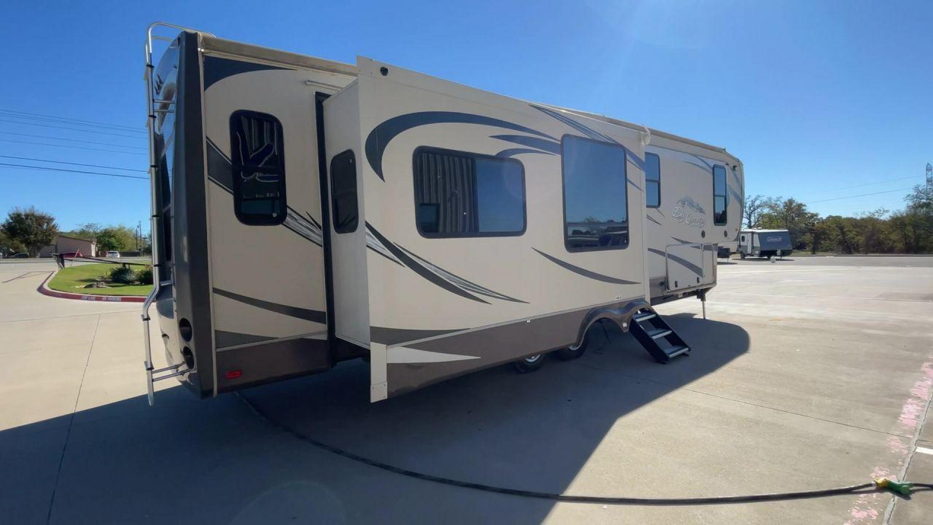 2013 HEARTLAND BIG COUNTRY 3251TS (5SFBG3423DE) , Length: 37.92 ft. | Dry Weight: 10,999 lbs. | Gross Weight: 14,000 lbs. | Slides: 3 transmission, located at 4319 N Main Street, Cleburne, TX, 76033, (817) 221-0660, 32.435829, -97.384178 - This 2013 Heartland Big Country 3251TS fifth wheel measures 37.92 feet. There are two axles with aluminum wheels and hydraulic drum brakes. Its dry weight is 10,999 lbs; its payload is 3,410 lbs, its hitch is 1,920 lbs and the GVWR 14,000 lbs. The fiberglass walls are painted tan with gray and blue - Photo#1