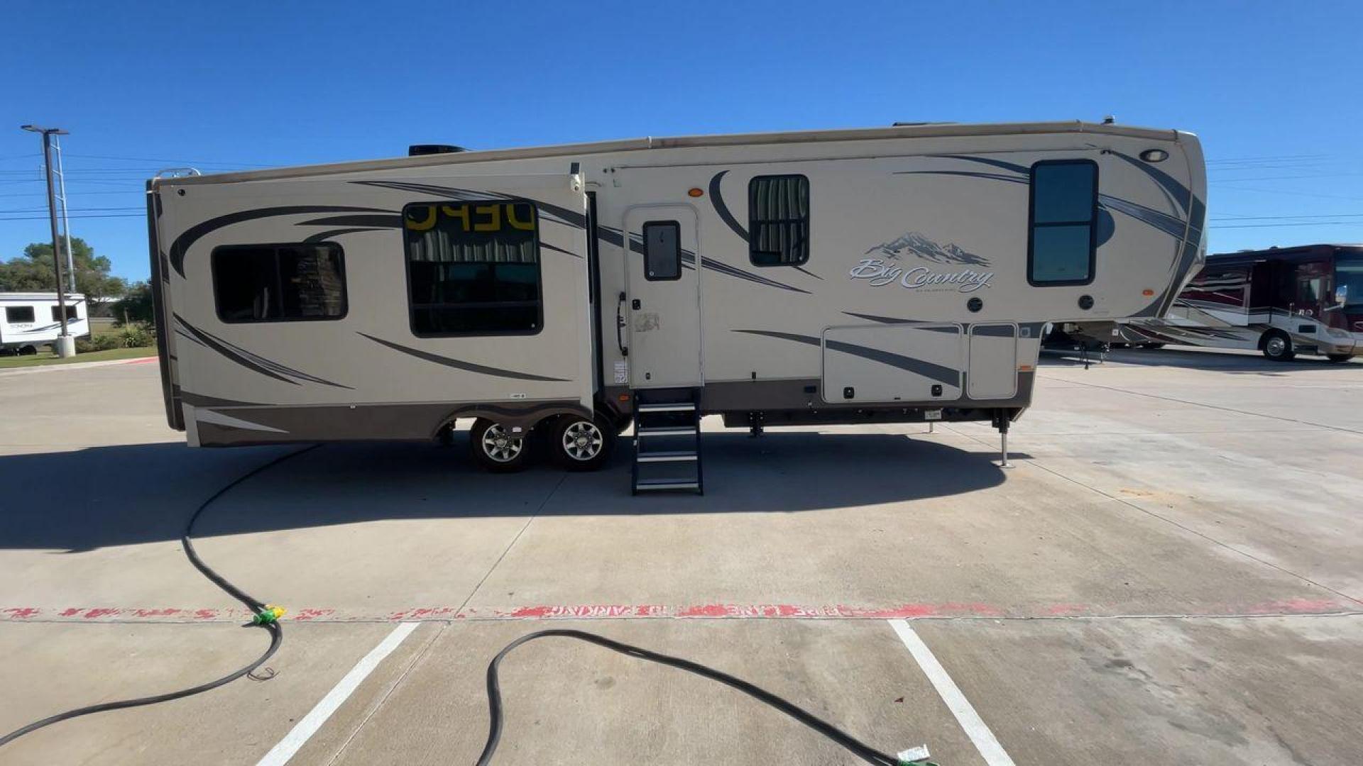 2013 HEARTLAND BIG COUNTRY 3251TS (5SFBG3423DE) , Length: 37.92 ft. | Dry Weight: 10,999 lbs. | Gross Weight: 14,000 lbs. | Slides: 3 transmission, located at 4319 N Main Street, Cleburne, TX, 76033, (817) 221-0660, 32.435829, -97.384178 - This 2013 Heartland Big Country 3251TS fifth wheel measures 37.92 feet. There are two axles with aluminum wheels and hydraulic drum brakes. Its dry weight is 10,999 lbs; its payload is 3,410 lbs, its hitch is 1,920 lbs and the GVWR 14,000 lbs. The fiberglass walls are painted tan with gray and blue - Photo#2