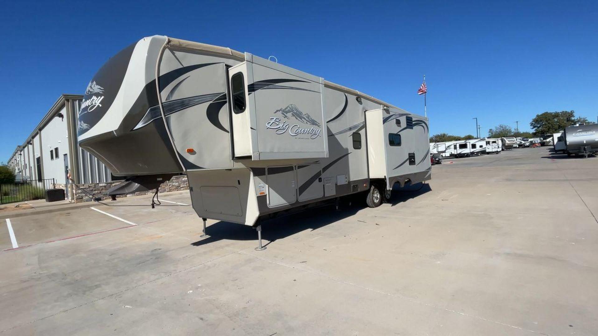 2013 HEARTLAND BIG COUNTRY 3251TS (5SFBG3423DE) , Length: 37.92 ft. | Dry Weight: 10,999 lbs. | Gross Weight: 14,000 lbs. | Slides: 3 transmission, located at 4319 N Main Street, Cleburne, TX, 76033, (817) 221-0660, 32.435829, -97.384178 - This 2013 Heartland Big Country 3251TS fifth wheel measures 37.92 feet. There are two axles with aluminum wheels and hydraulic drum brakes. Its dry weight is 10,999 lbs; its payload is 3,410 lbs, its hitch is 1,920 lbs and the GVWR 14,000 lbs. The fiberglass walls are painted tan with gray and blue - Photo#5