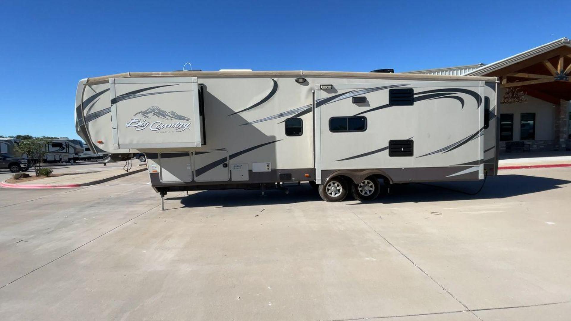 2013 HEARTLAND BIG COUNTRY 3251TS (5SFBG3423DE) , Length: 37.92 ft. | Dry Weight: 10,999 lbs. | Gross Weight: 14,000 lbs. | Slides: 3 transmission, located at 4319 N Main Street, Cleburne, TX, 76033, (817) 221-0660, 32.435829, -97.384178 - This 2013 Heartland Big Country 3251TS fifth wheel measures 37.92 feet. There are two axles with aluminum wheels and hydraulic drum brakes. Its dry weight is 10,999 lbs; its payload is 3,410 lbs, its hitch is 1,920 lbs and the GVWR 14,000 lbs. The fiberglass walls are painted tan with gray and blue - Photo#6