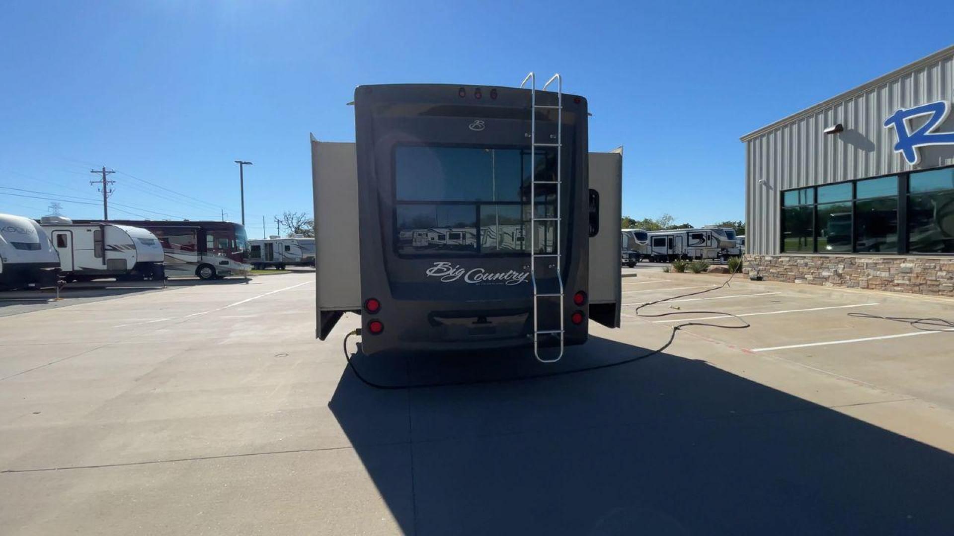 2013 HEARTLAND BIG COUNTRY 3251TS (5SFBG3423DE) , Length: 37.92 ft. | Dry Weight: 10,999 lbs. | Gross Weight: 14,000 lbs. | Slides: 3 transmission, located at 4319 N Main Street, Cleburne, TX, 76033, (817) 221-0660, 32.435829, -97.384178 - This 2013 Heartland Big Country 3251TS fifth wheel measures 37.92 feet. There are two axles with aluminum wheels and hydraulic drum brakes. Its dry weight is 10,999 lbs; its payload is 3,410 lbs, its hitch is 1,920 lbs and the GVWR 14,000 lbs. The fiberglass walls are painted tan with gray and blue - Photo#8