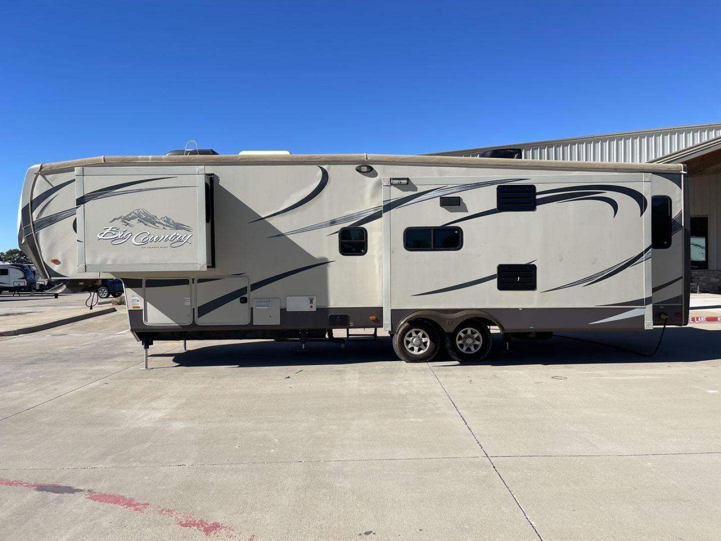 2013 HEARTLAND BIG COUNTRY 3251TS (5SFBG3423DE) , Length: 37.92 ft. | Dry Weight: 10,999 lbs. | Gross Weight: 14,000 lbs. | Slides: 3 transmission, located at 4319 N Main Street, Cleburne, TX, 76033, (817) 221-0660, 32.435829, -97.384178 - This 2013 Heartland Big Country 3251TS fifth wheel measures 37.92 feet. There are two axles with aluminum wheels and hydraulic drum brakes. Its dry weight is 10,999 lbs; its payload is 3,410 lbs, its hitch is 1,920 lbs and the GVWR 14,000 lbs. The fiberglass walls are painted tan with gray and blue - Photo#23