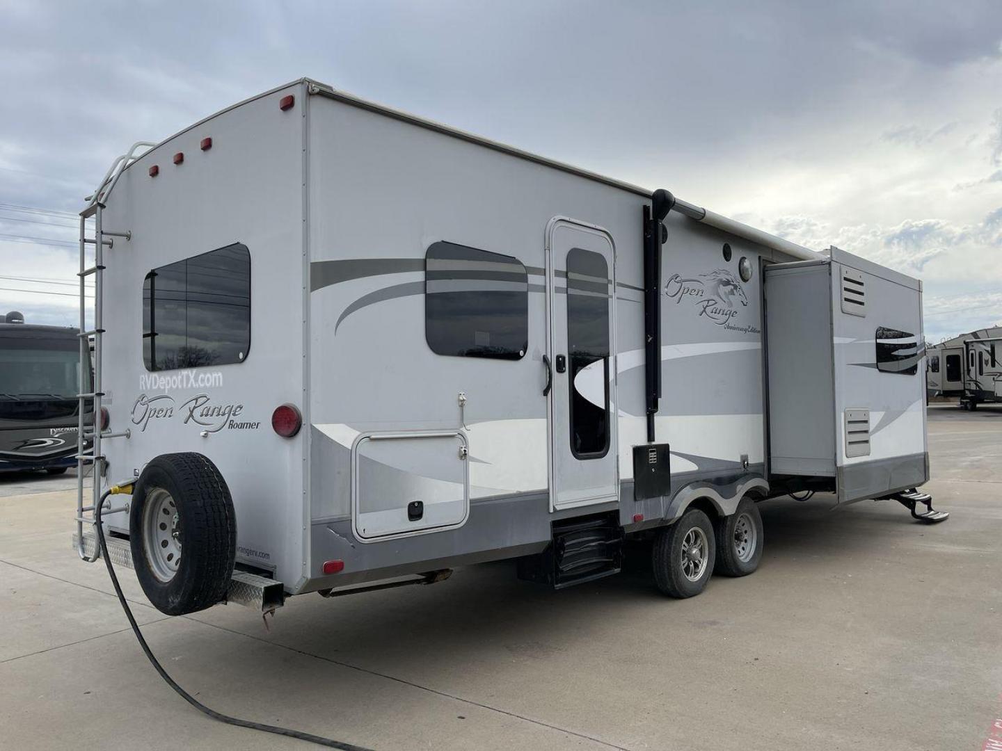 2013 GRAY HEARTLAND OPEN RANGE 288FLR - (5XMTL3726D2) , Length: 33.5 ft | Dry Weight: 7,480 lbs. | Gross Weight: 9,800 lbs. | Slides: 3 transmission, located at 4319 N Main Street, Cleburne, TX, 76033, (817) 221-0660, 32.435829, -97.384178 - The 2013 Heartland Open Range 288FLR focuses on spacious living and thoughtful design. This travel trailer offers a luxurious home on wheels for those seeking both comfort and adventure. Step into the RV and be welcomed by the innovative front living room layout. This unique design features a spacio - Photo#22