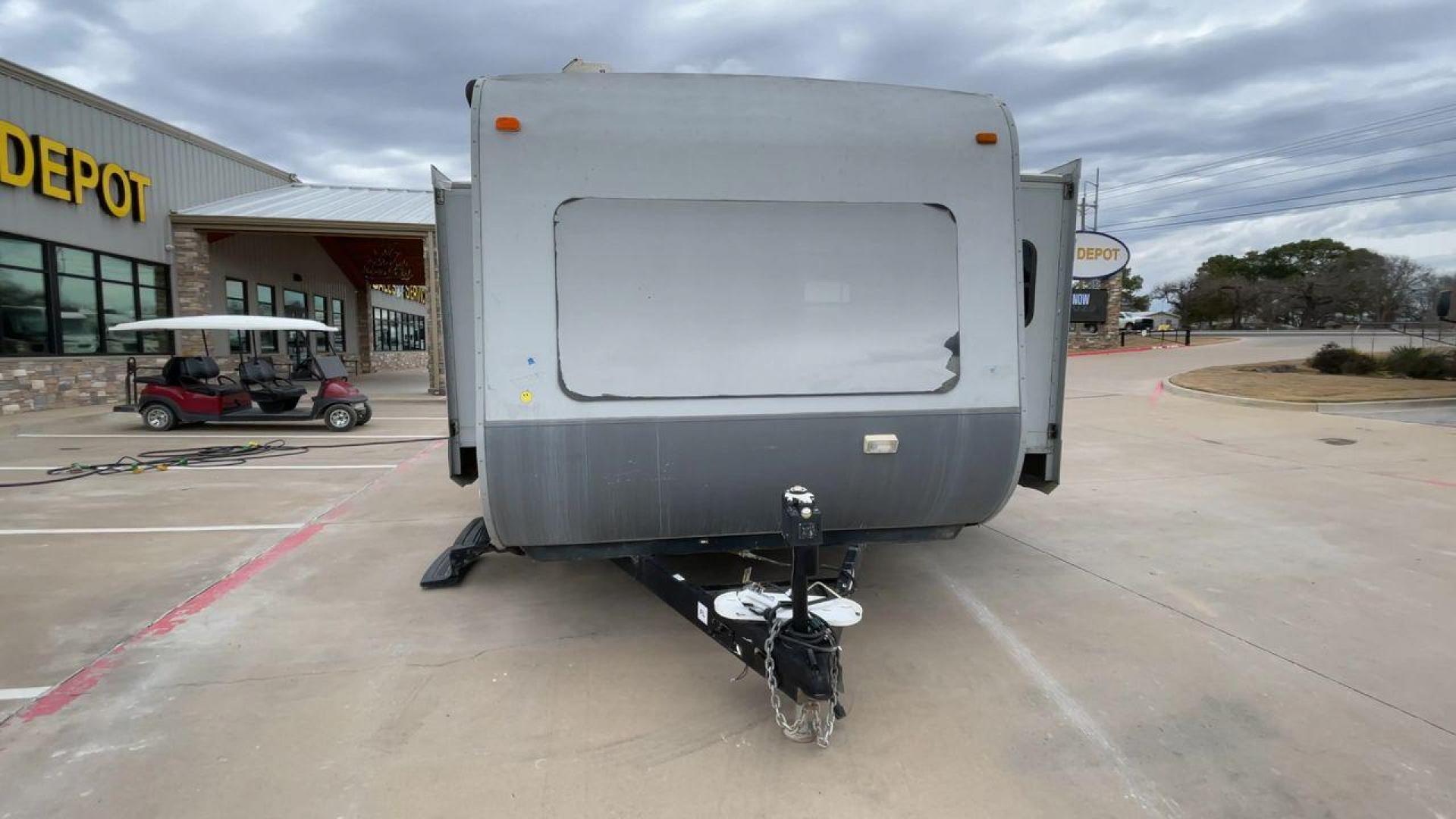 2013 GRAY HEARTLAND OPEN RANGE 288FLR - (5XMTL3726D2) , Length: 33.5 ft | Dry Weight: 7,480 lbs. | Gross Weight: 9,800 lbs. | Slides: 3 transmission, located at 4319 N Main Street, Cleburne, TX, 76033, (817) 221-0660, 32.435829, -97.384178 - The 2013 Heartland Open Range 288FLR focuses on spacious living and thoughtful design. This travel trailer offers a luxurious home on wheels for those seeking both comfort and adventure. Step into the RV and be welcomed by the innovative front living room layout. This unique design features a spacio - Photo#4