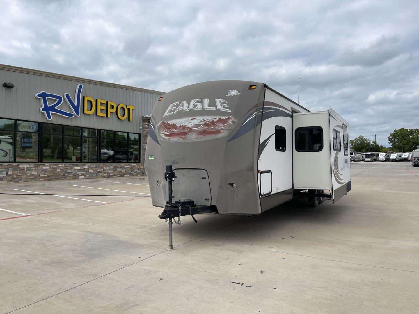 2013 JAYCO EAGLE 314BDS (1UJBJ0BSXD1) , Length: 32.58 ft. | Dry Weight: 7,465 lbs. | Gross Weight: 9,975 lbs. | Slides: 2 transmission, located at 4319 N Main Street, Cleburne, TX, 76033, (817) 221-0660, 32.435829, -97.384178 - The 2013 Jayco Eagle 314BDS is a robust and spacious travel trailer designed to deliver a comfortable and enjoyable camping experience for families and groups. It stretches 32.58 feet in length and boasts a dry weight of 7,465 pounds, making it a solid choice for those looking to tow a substantial y - Photo#0