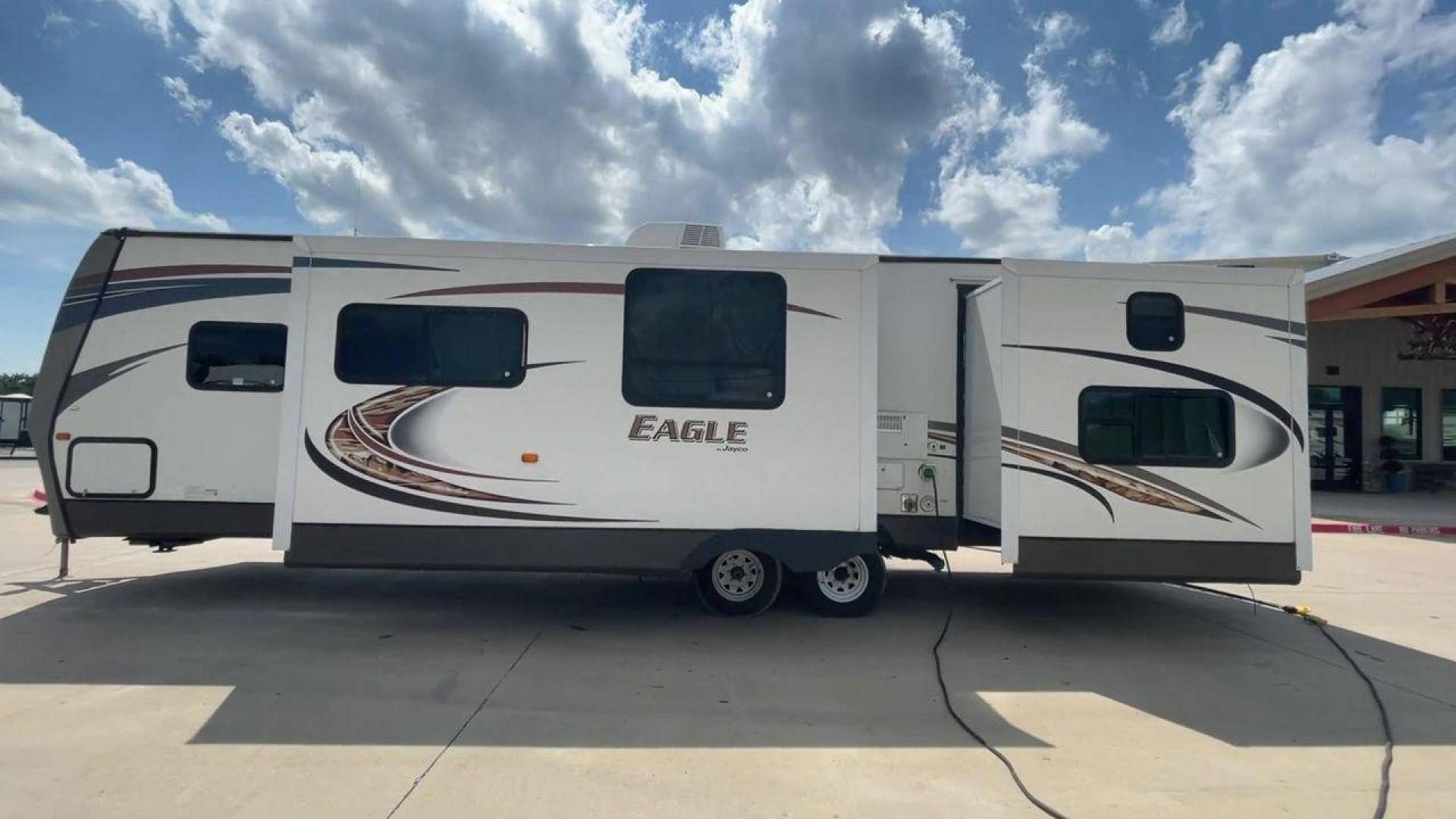 2013 JAYCO EAGLE 314BDS (1UJBJ0BSXD1) , Length: 32.58 ft. | Dry Weight: 7,465 lbs. | Gross Weight: 9,975 lbs. | Slides: 2 transmission, located at 4319 N Main Street, Cleburne, TX, 76033, (817) 221-0660, 32.435829, -97.384178 - The 2013 Jayco Eagle 314BDS is a robust and spacious travel trailer designed to deliver a comfortable and enjoyable camping experience for families and groups. It stretches 32.58 feet in length and boasts a dry weight of 7,465 pounds, making it a solid choice for those looking to tow a substantial y - Photo#6