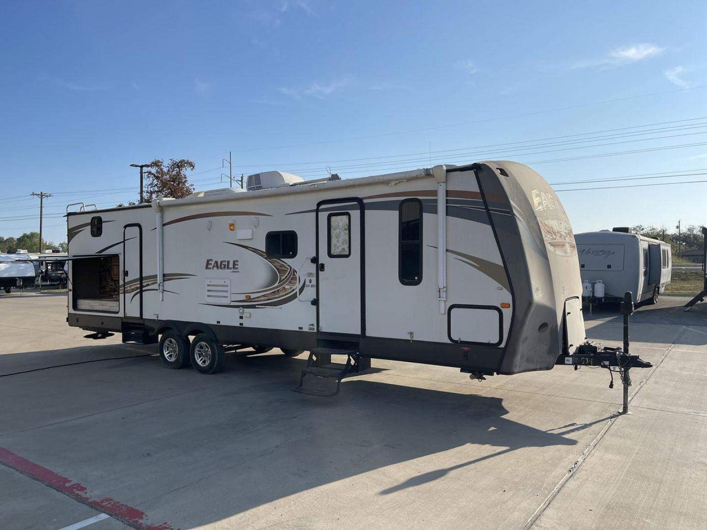 2013 JAYCO EAGLE 314BDS (1UJBJ0BSXD1) , Length: 32.58 ft. | Dry Weight: 7,465 lbs. | Gross Weight: 9,975 lbs. | Slides: 2 transmission, located at 4319 N Main Street, Cleburne, TX, 76033, (817) 221-0660, 32.435829, -97.384178 - The 2013 Jayco Eagle 314BDS is a robust and spacious travel trailer designed to deliver a comfortable and enjoyable camping experience for families and groups. It stretches 32.58 feet in length and boasts a dry weight of 7,465 pounds, making it a solid choice for those looking to tow a substantial y - Photo#23