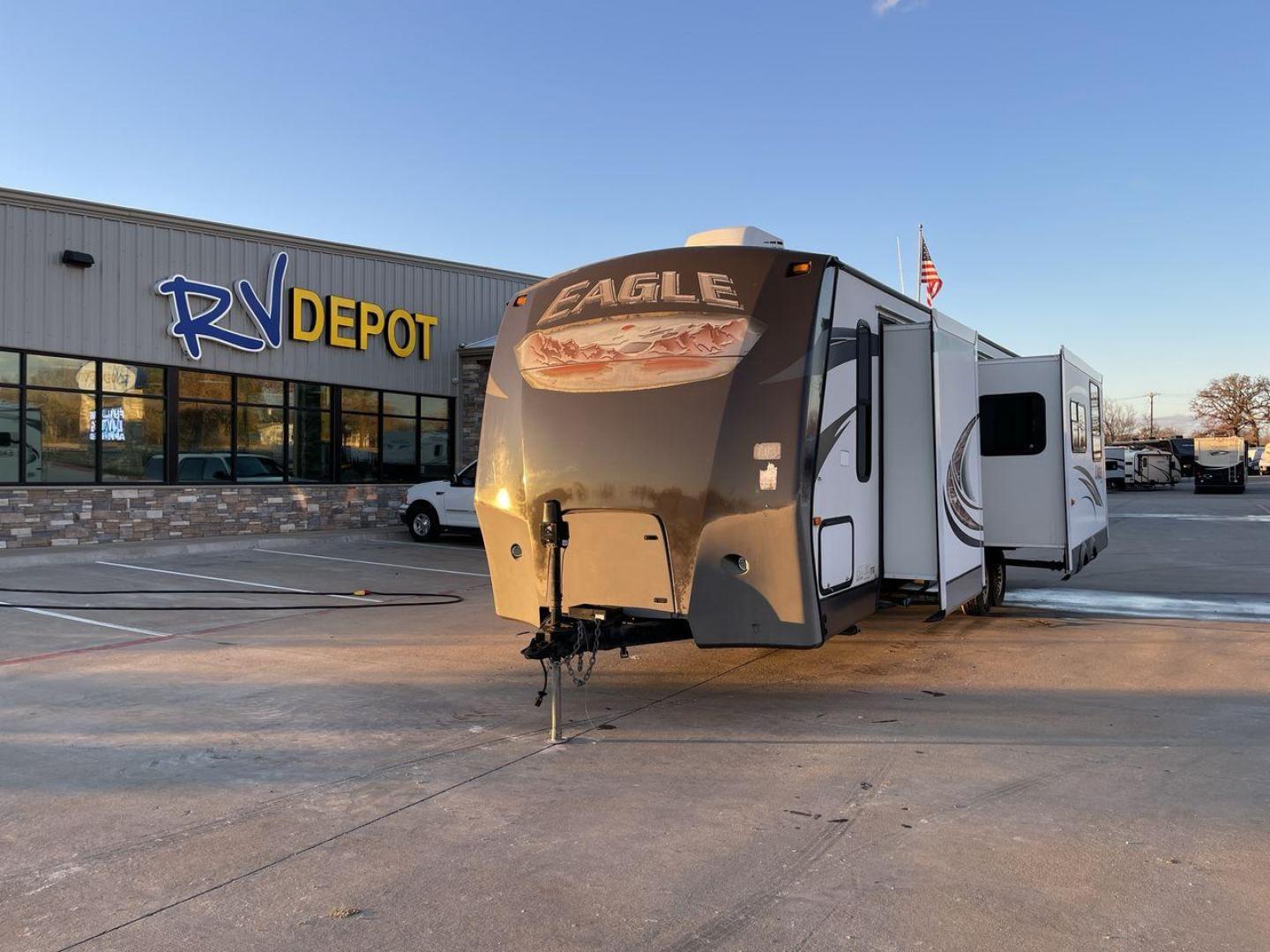 2013 WHITE JAYCO EAGLE 316RKTS (1UJBJ0BS3D1) , Length: 34.17 ft. | Dry Weight: 7,240 lbs. | Gross Weight: 9,750 lbs. | Slides: 2 transmission, located at 4319 N Main Street, Cleburne, TX, 76033, (817) 221-0660, 32.435829, -97.384178 - Photo#0