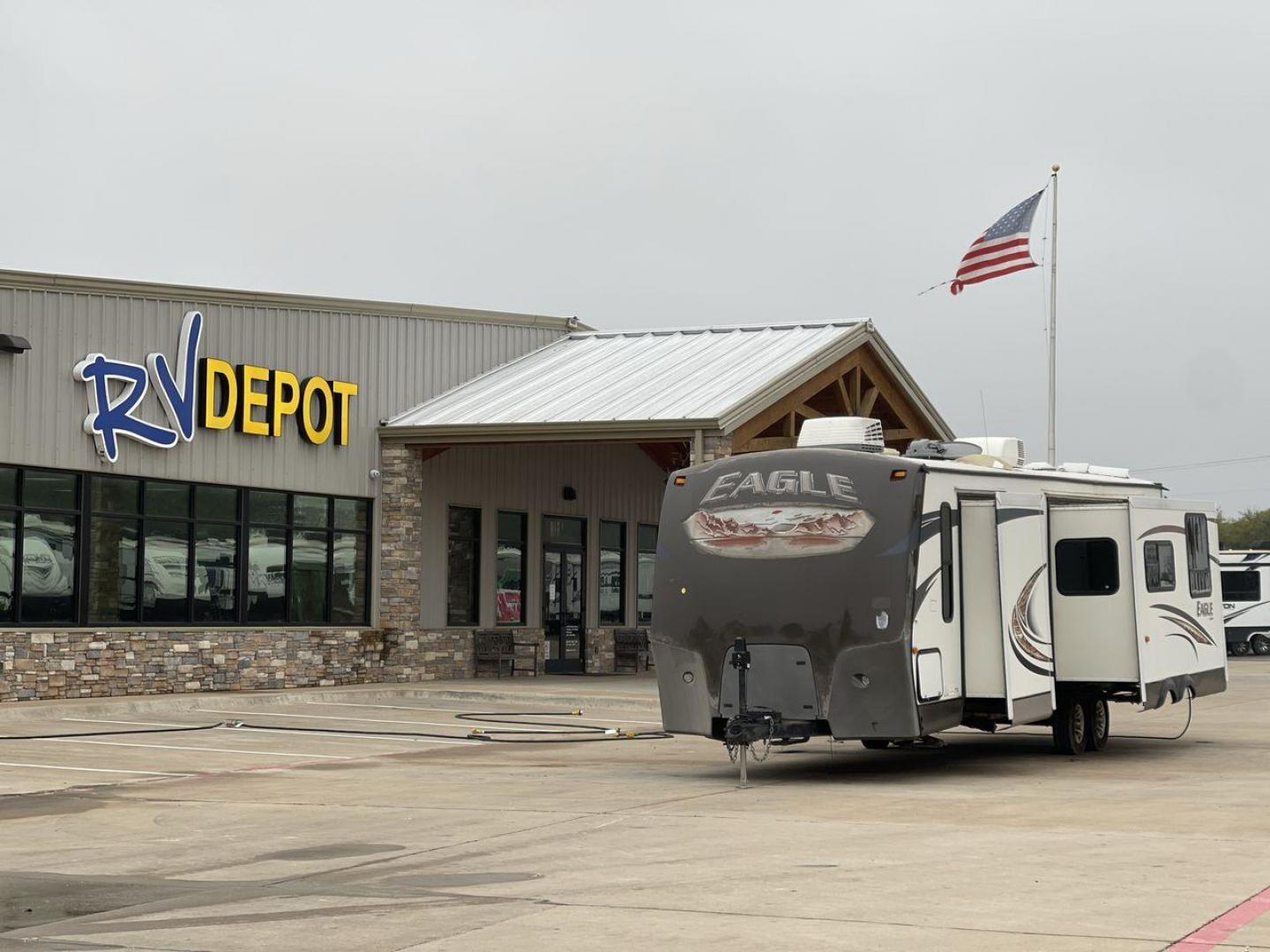 2013 WHITE JAYCO EAGLE 316RKTS (1UJBJ0BS3D1) , Length: 34.17 ft. | Dry Weight: 7,240 lbs. | Gross Weight: 9,750 lbs. | Slides: 2 transmission, located at 4319 N Main Street, Cleburne, TX, 76033, (817) 221-0660, 32.435829, -97.384178 - Photo#0