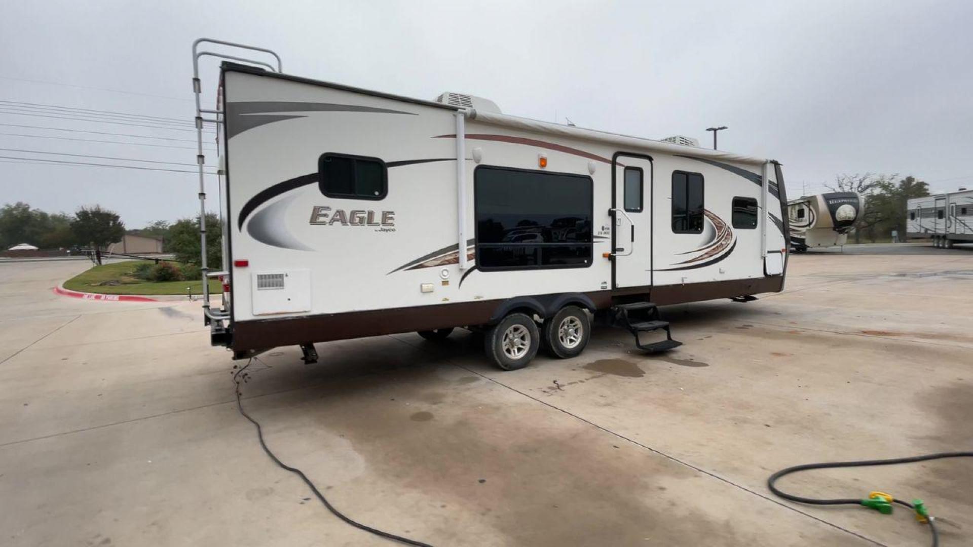 2013 WHITE JAYCO EAGLE 316RKTS (1UJBJ0BS3D1) , Length: 34.17 ft. | Dry Weight: 7,240 lbs. | Gross Weight: 9,750 lbs. | Slides: 2 transmission, located at 4319 N Main Street, Cleburne, TX, 76033, (817) 221-0660, 32.435829, -97.384178 - Photo#1