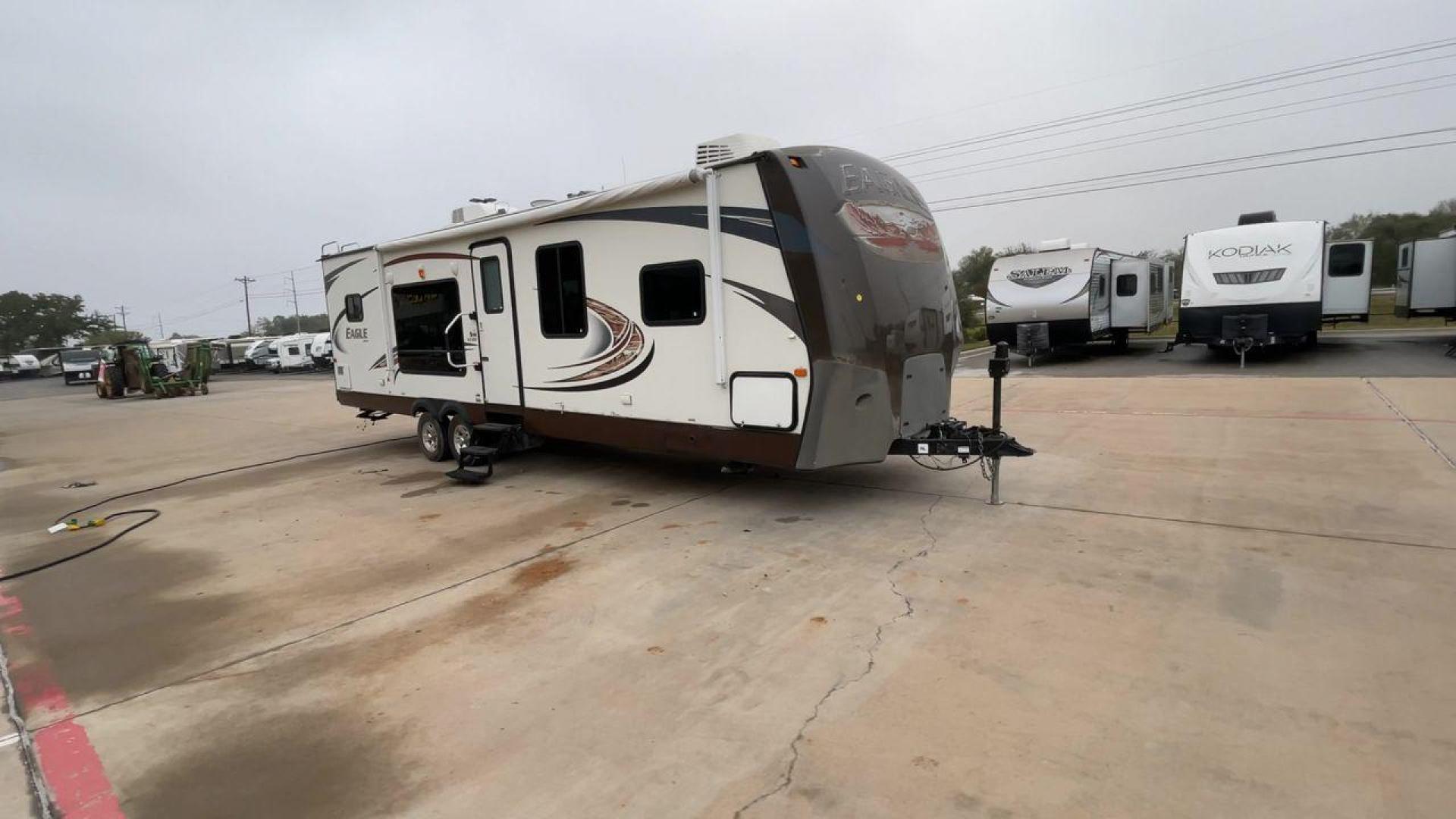 2013 WHITE JAYCO EAGLE 316RKTS (1UJBJ0BS3D1) , Length: 34.17 ft. | Dry Weight: 7,240 lbs. | Gross Weight: 9,750 lbs. | Slides: 2 transmission, located at 4319 N Main Street, Cleburne, TX, 76033, (817) 221-0660, 32.435829, -97.384178 - Photo#3