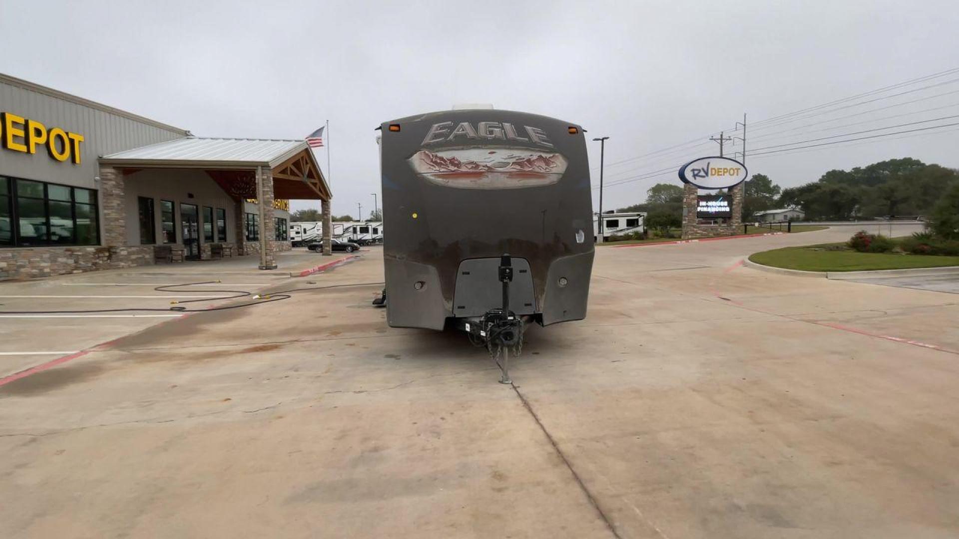 2013 WHITE JAYCO EAGLE 316RKTS (1UJBJ0BS3D1) , Length: 34.17 ft. | Dry Weight: 7,240 lbs. | Gross Weight: 9,750 lbs. | Slides: 2 transmission, located at 4319 N Main Street, Cleburne, TX, 76033, (817) 221-0660, 32.435829, -97.384178 - Photo#4