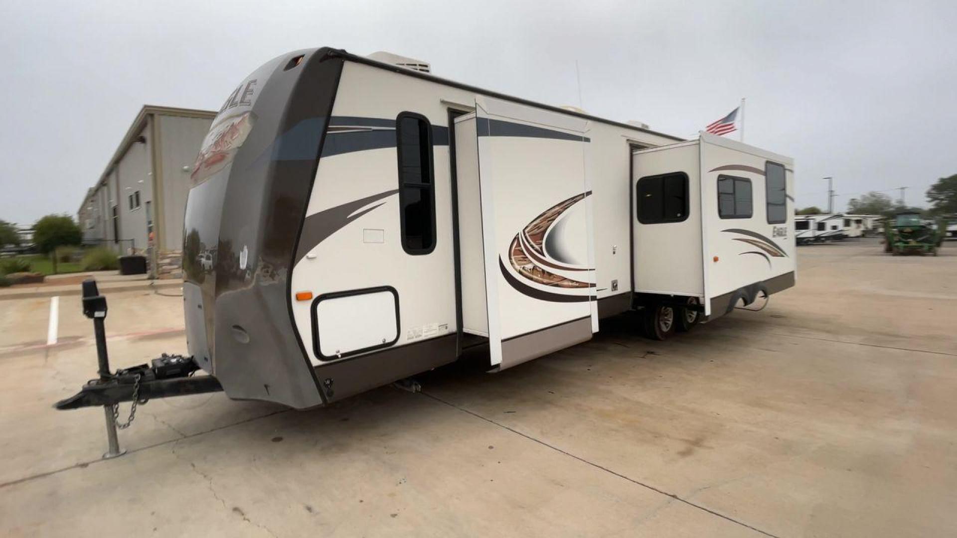 2013 WHITE JAYCO EAGLE 316RKTS (1UJBJ0BS3D1) , Length: 34.17 ft. | Dry Weight: 7,240 lbs. | Gross Weight: 9,750 lbs. | Slides: 2 transmission, located at 4319 N Main Street, Cleburne, TX, 76033, (817) 221-0660, 32.435829, -97.384178 - Photo#5