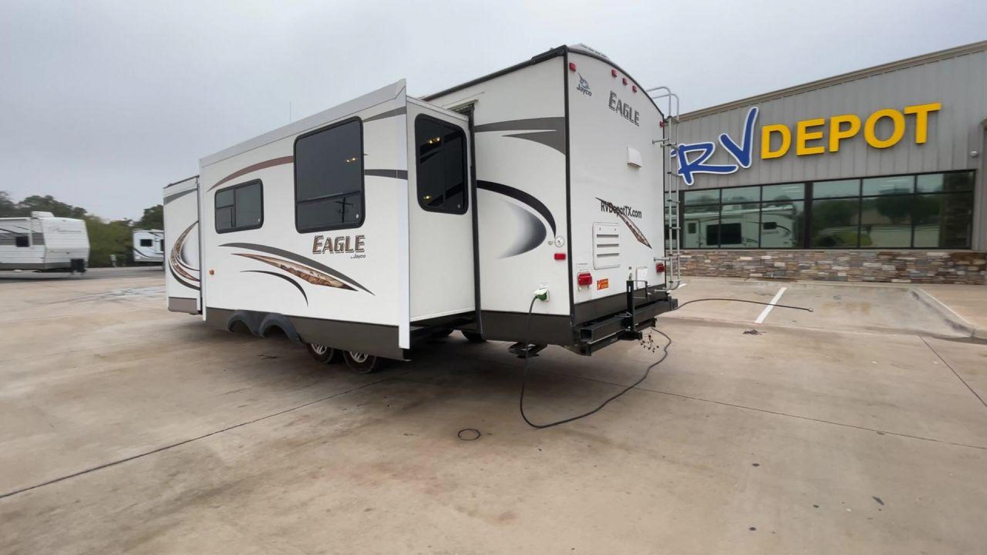 2013 WHITE JAYCO EAGLE 316RKTS (1UJBJ0BS3D1) , Length: 34.17 ft. | Dry Weight: 7,240 lbs. | Gross Weight: 9,750 lbs. | Slides: 2 transmission, located at 4319 N Main Street, Cleburne, TX, 76033, (817) 221-0660, 32.435829, -97.384178 - Photo#7