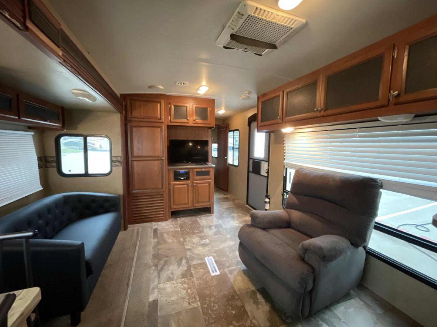 2013 WHITE JAYCO EAGLE 316RKTS (1UJBJ0BS3D1) , Length: 34.17 ft. | Dry Weight: 7,240 lbs. | Gross Weight: 9,750 lbs. | Slides: 2 transmission, located at 4319 N Main Street, Cleburne, TX, 76033, (817) 221-0660, 32.435829, -97.384178 - Photo#11