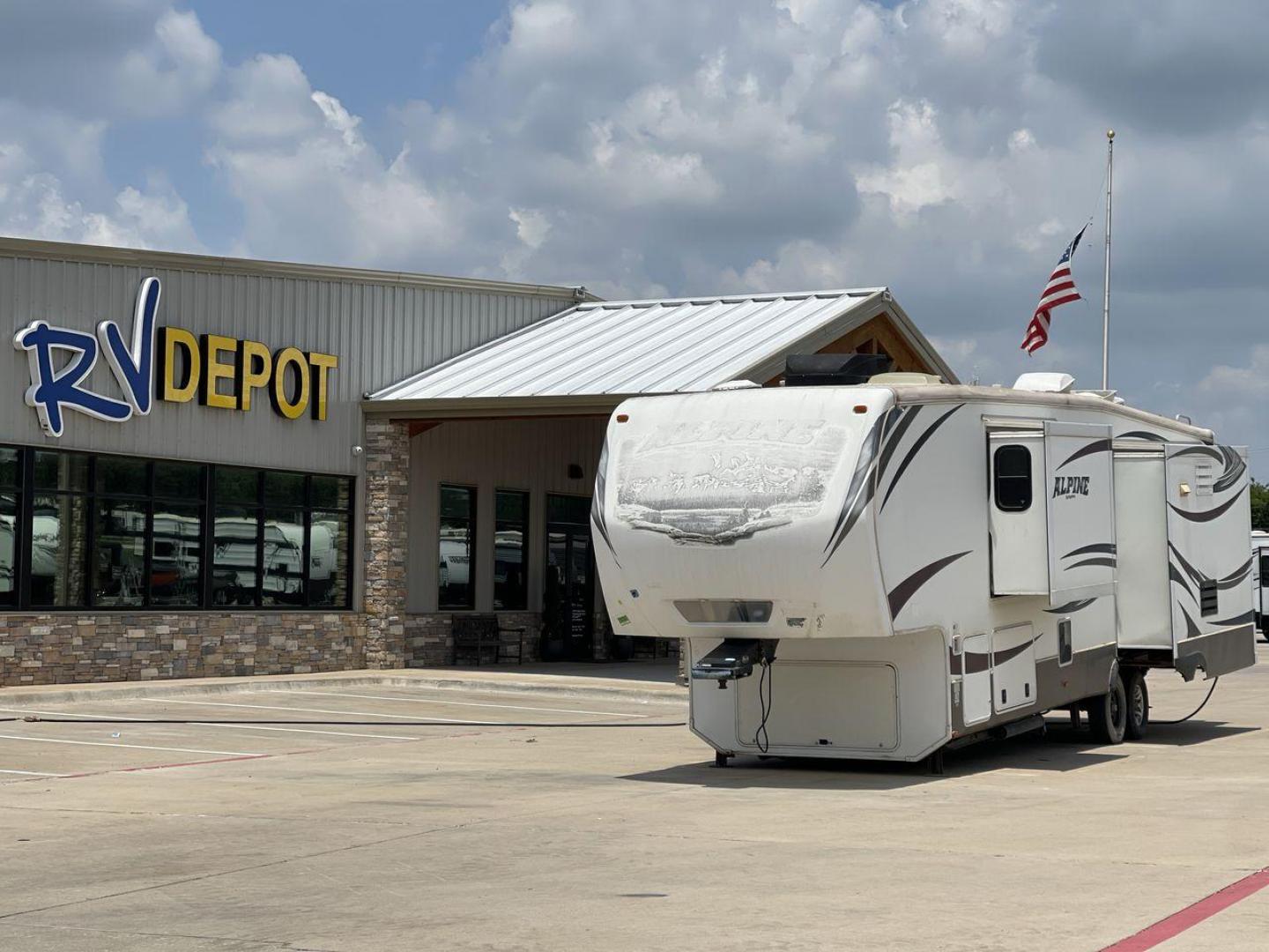 2013 WHITE KEYSTONE ALPNE 3720FB - (4YDF37227DE) , Length: 39.42 ft. | Dry Weight: 12,457 lbs. | Gross Weight: 15,500 lbs. | Slides: 4 transmission, located at 4319 N Main Street, Cleburne, TX, 76033, (817) 221-0660, 32.435829, -97.384178 - The 2013 Keystone Alpine 3720FB Travel Trailer provides a luxurious camping experience. This trailer is 39.42 feet long and has a dry weight of 12,457 lbs., providing plenty of space for relaxation and entertainment. Featuring four slides and convenient rear roof access, this RV offers ample space f - Photo#0