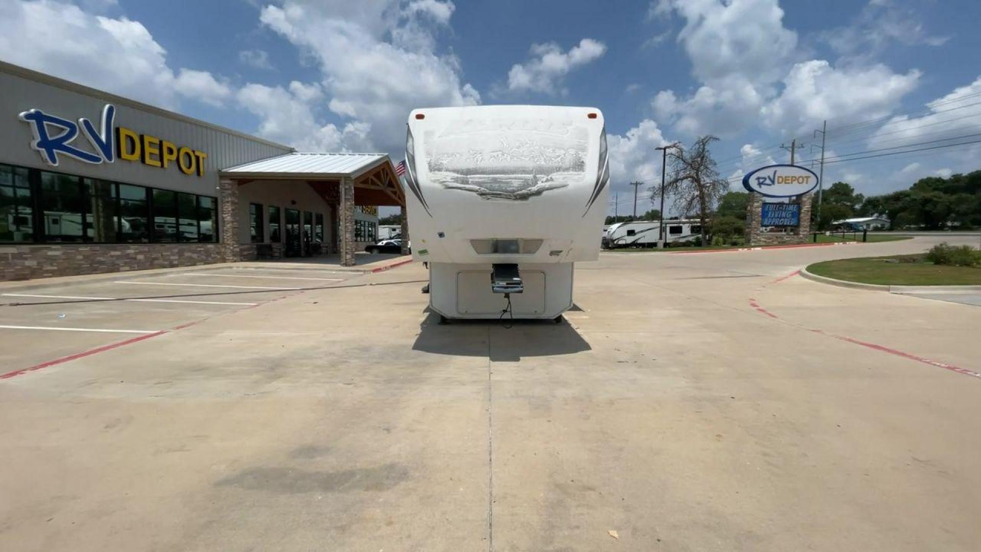 2013 WHITE KEYSTONE ALPNE 3720FB - (4YDF37227DE) , Length: 39.42 ft. | Dry Weight: 12,457 lbs. | Gross Weight: 15,500 lbs. | Slides: 4 transmission, located at 4319 N Main Street, Cleburne, TX, 76033, (817) 221-0660, 32.435829, -97.384178 - The 2013 Keystone Alpine 3720FB Travel Trailer provides a luxurious camping experience. This trailer is 39.42 feet long and has a dry weight of 12,457 lbs., providing plenty of space for relaxation and entertainment. Featuring four slides and convenient rear roof access, this RV offers ample space f - Photo#4