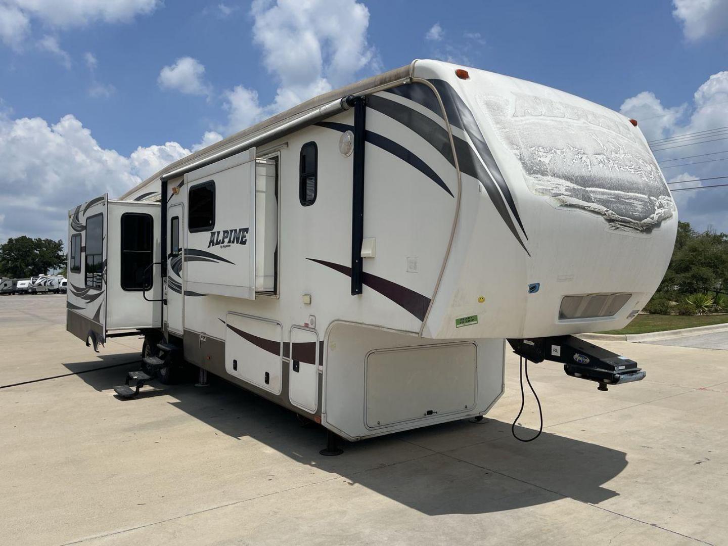 2013 WHITE KEYSTONE ALPNE 3720FB - (4YDF37227DE) , Length: 39.42 ft. | Dry Weight: 12,457 lbs. | Gross Weight: 15,500 lbs. | Slides: 4 transmission, located at 4319 N Main Street, Cleburne, TX, 76033, (817) 221-0660, 32.435829, -97.384178 - The 2013 Keystone Alpine 3720FB Travel Trailer provides a luxurious camping experience. This trailer is 39.42 feet long and has a dry weight of 12,457 lbs., providing plenty of space for relaxation and entertainment. Featuring four slides and convenient rear roof access, this RV offers ample space f - Photo#23