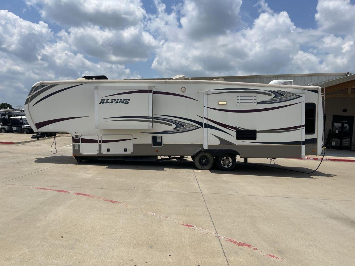 2013 WHITE KEYSTONE ALPNE 3720FB - (4YDF37227DE) , Length: 39.42 ft. | Dry Weight: 12,457 lbs. | Gross Weight: 15,500 lbs. | Slides: 4 transmission, located at 4319 N Main Street, Cleburne, TX, 76033, (817) 221-0660, 32.435829, -97.384178 - The 2013 Keystone Alpine 3720FB Travel Trailer provides a luxurious camping experience. This trailer is 39.42 feet long and has a dry weight of 12,457 lbs., providing plenty of space for relaxation and entertainment. Featuring four slides and convenient rear roof access, this RV offers ample space f - Photo#24