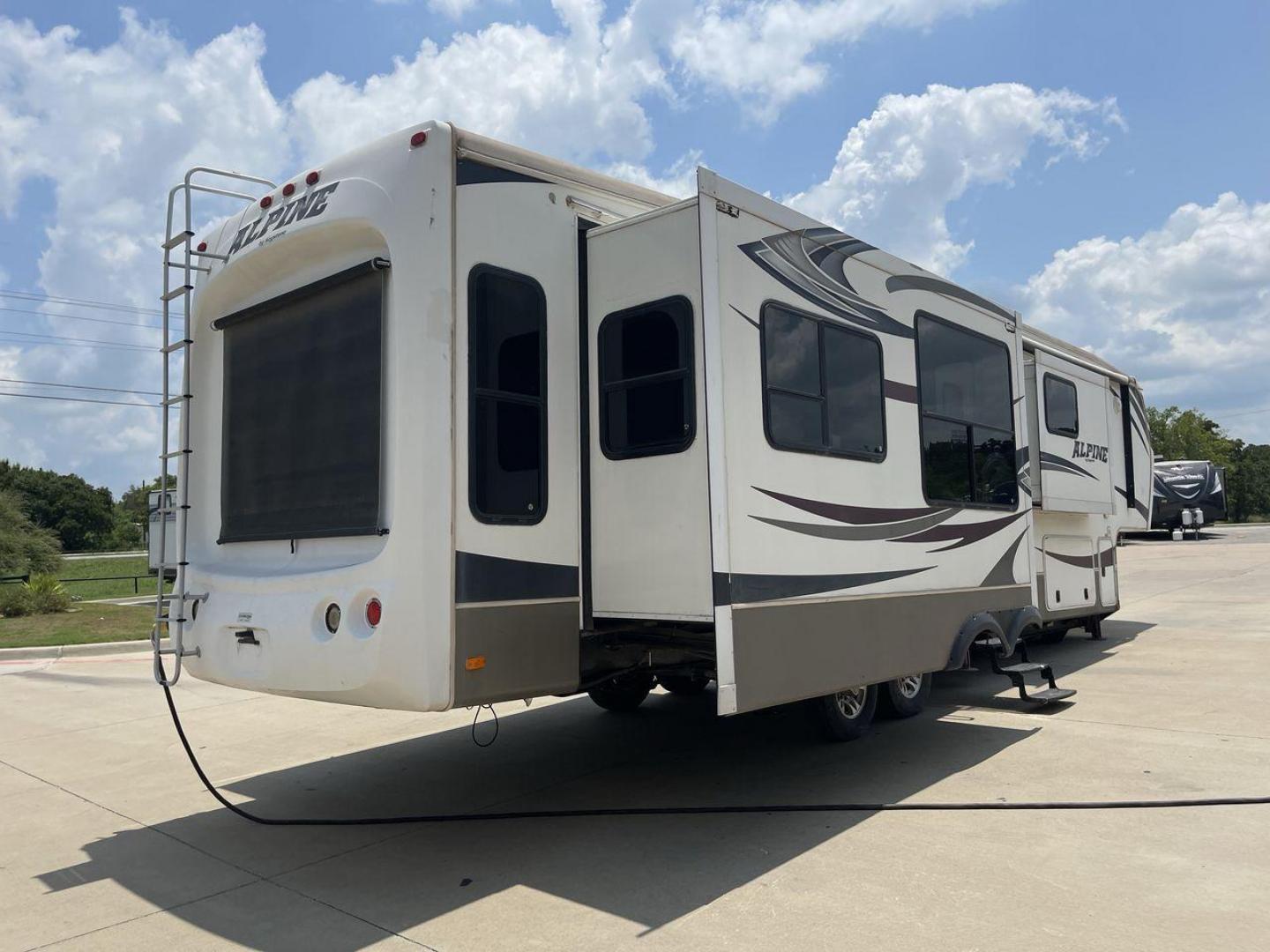 2013 WHITE KEYSTONE ALPNE 3720FB - (4YDF37227DE) , Length: 39.42 ft. | Dry Weight: 12,457 lbs. | Gross Weight: 15,500 lbs. | Slides: 4 transmission, located at 4319 N Main Street, Cleburne, TX, 76033, (817) 221-0660, 32.435829, -97.384178 - The 2013 Keystone Alpine 3720FB Travel Trailer provides a luxurious camping experience. This trailer is 39.42 feet long and has a dry weight of 12,457 lbs., providing plenty of space for relaxation and entertainment. Featuring four slides and convenient rear roof access, this RV offers ample space f - Photo#25