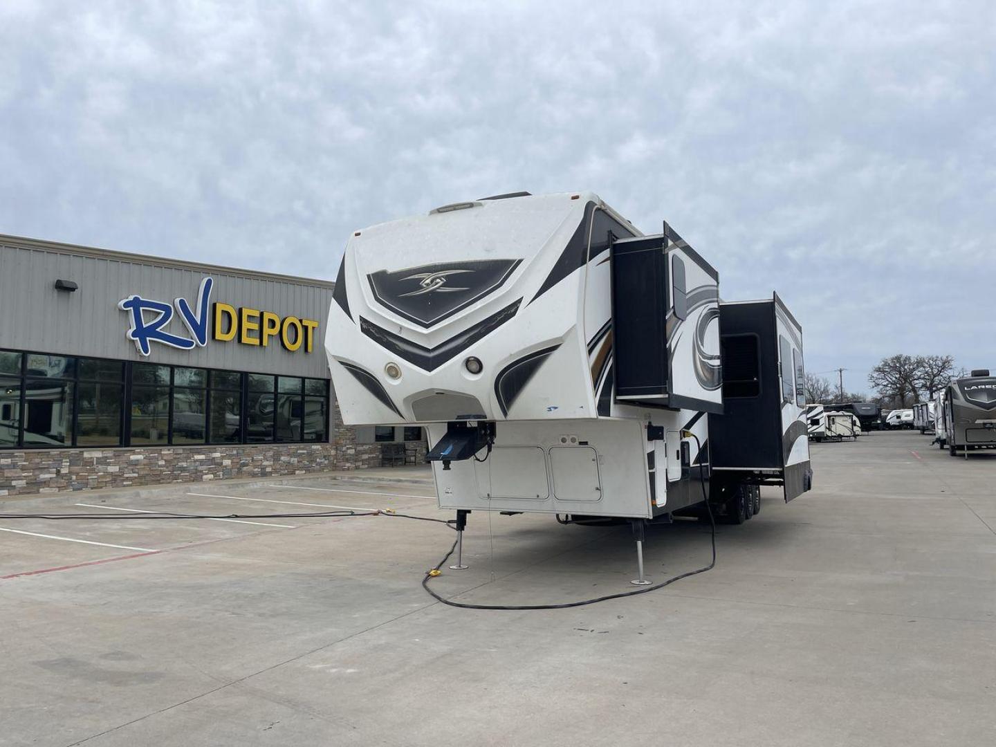 2013 KEYSTONE FUZION 390 (4YDF39021DF) , located at 4319 N Main Street, Cleburne, TX, 76033, (817) 221-0660, 32.435829, -97.384178 - Photo#0