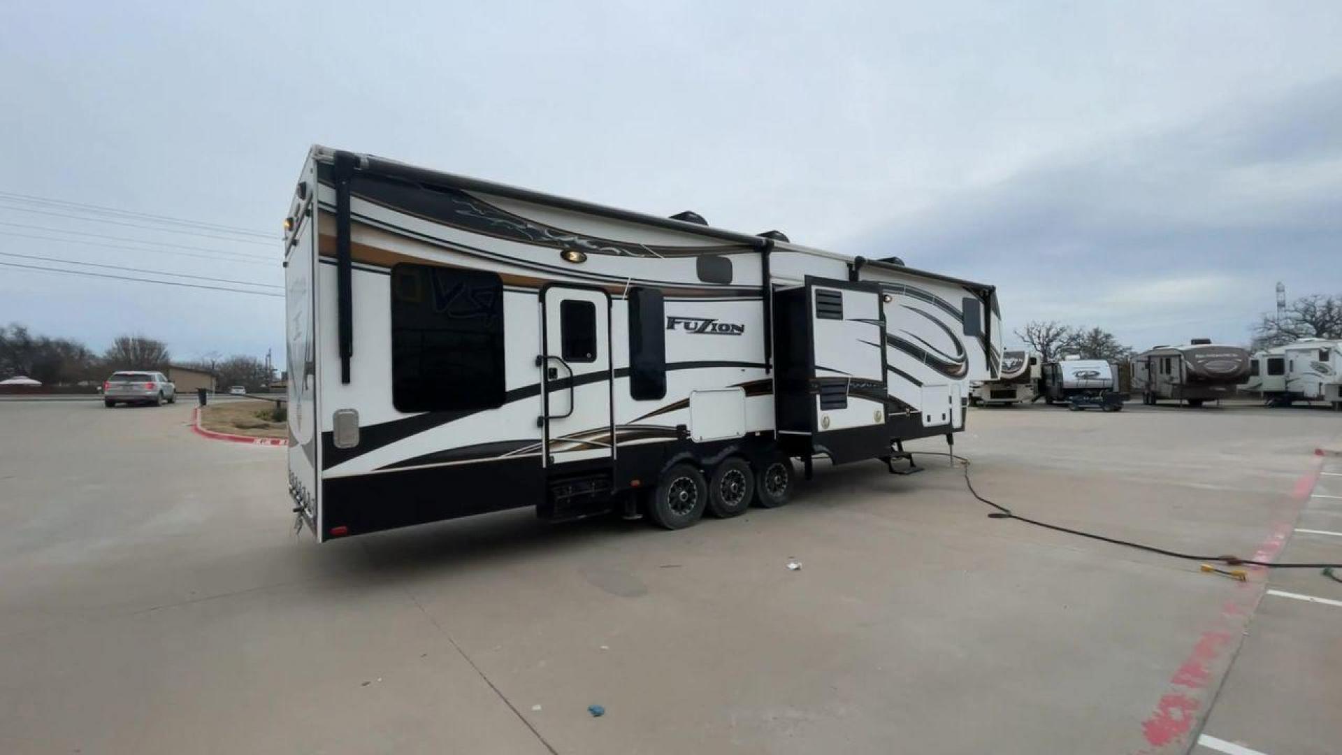 2013 KEYSTONE FUZION 390 (4YDF39021DF) , located at 4319 N Main Street, Cleburne, TX, 76033, (817) 221-0660, 32.435829, -97.384178 - Photo#1