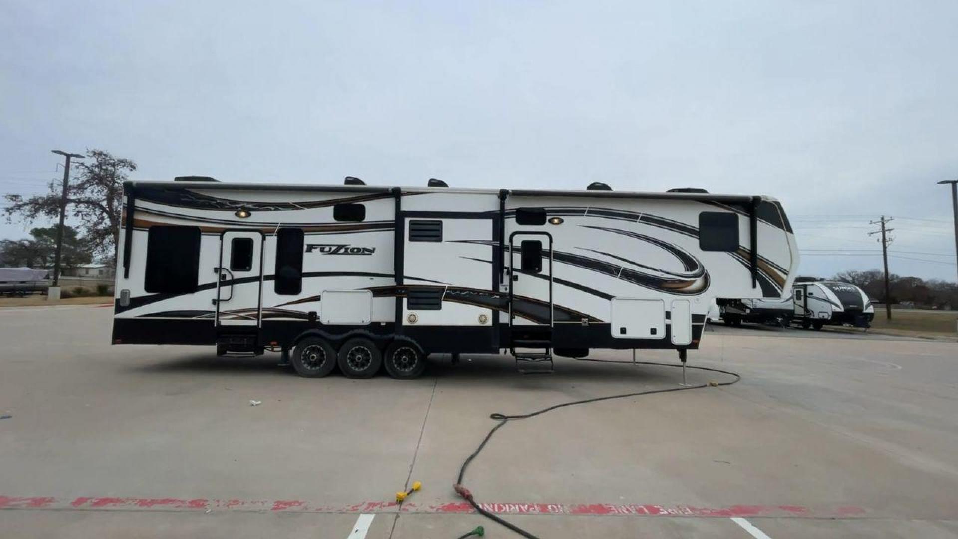 2013 KEYSTONE FUZION 390 (4YDF39021DF) , located at 4319 N Main Street, Cleburne, TX, 76033, (817) 221-0660, 32.435829, -97.384178 - Photo#2