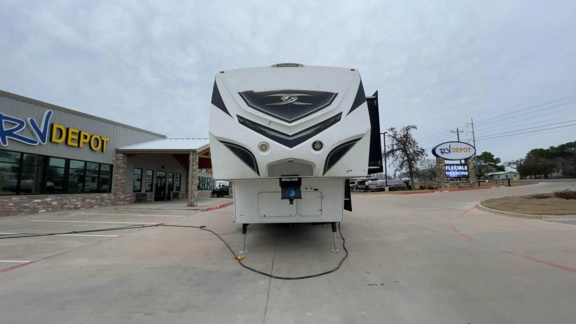 2013 KEYSTONE FUZION 390 (4YDF39021DF) , located at 4319 N Main Street, Cleburne, TX, 76033, (817) 221-0660, 32.435829, -97.384178 - Photo#4